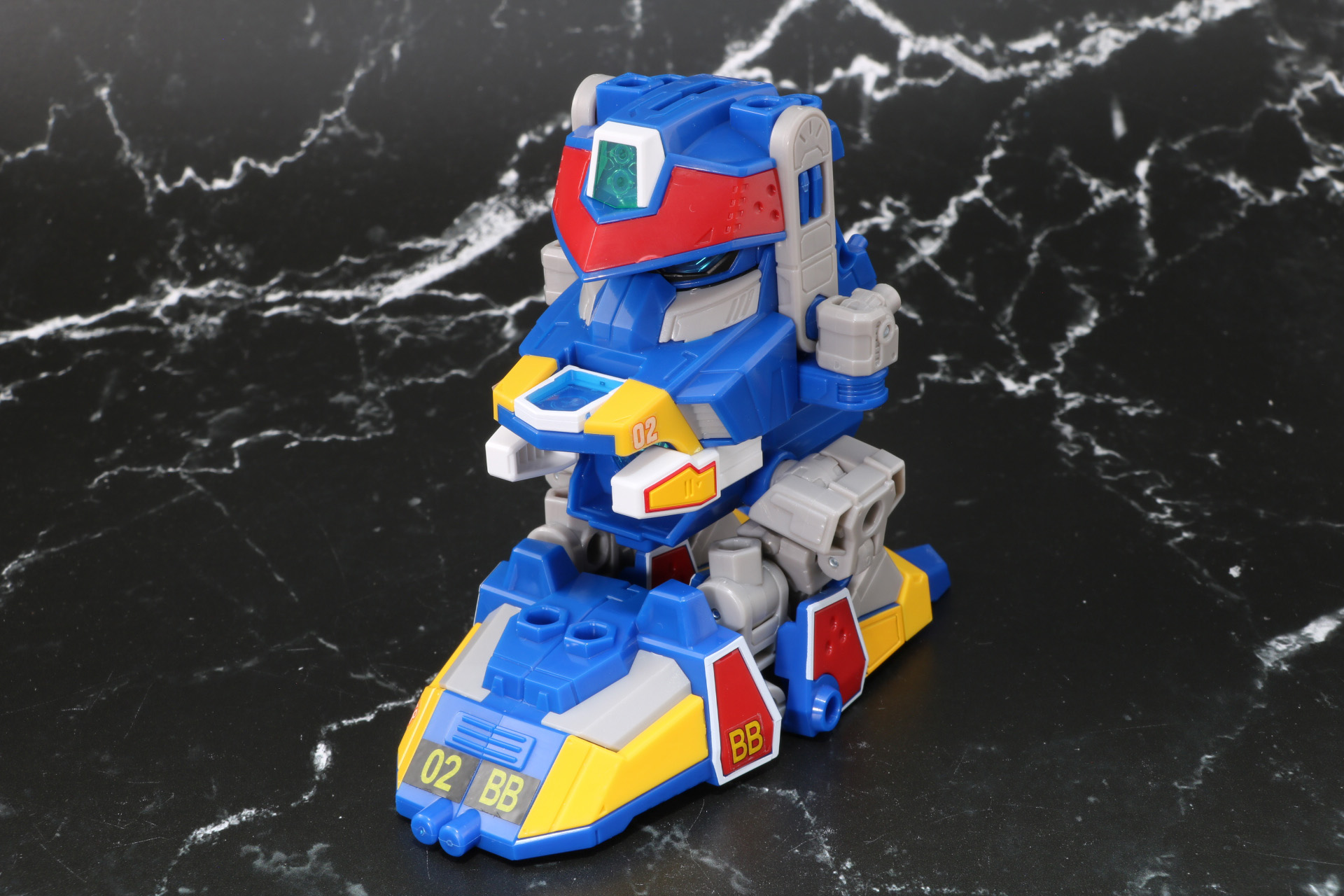 本体の踵部分に腕部パーツの肘部分を接続することで完成する。