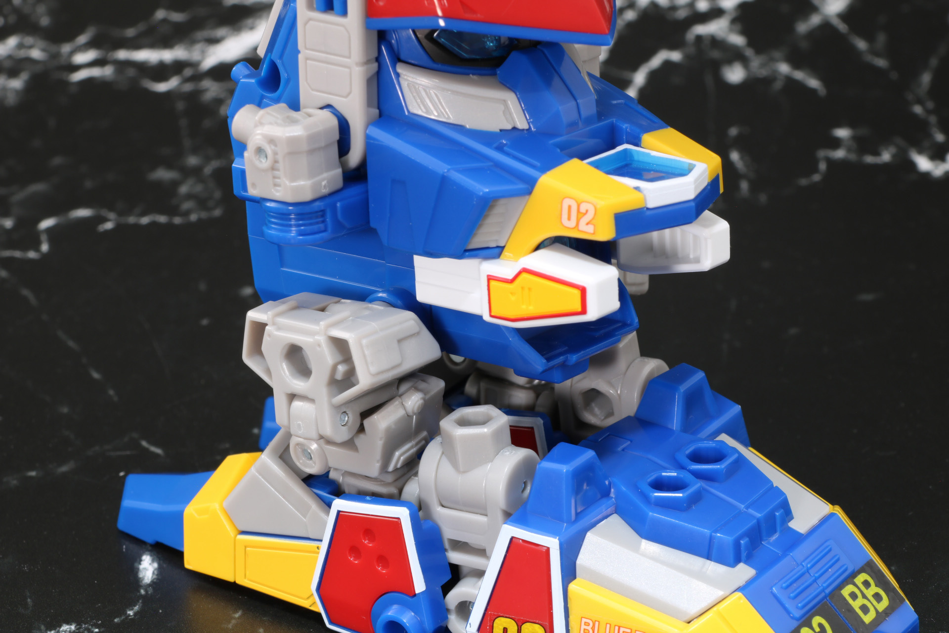 足首部分に相当する脚部パーツは伸展や多軸可動で表情豊か