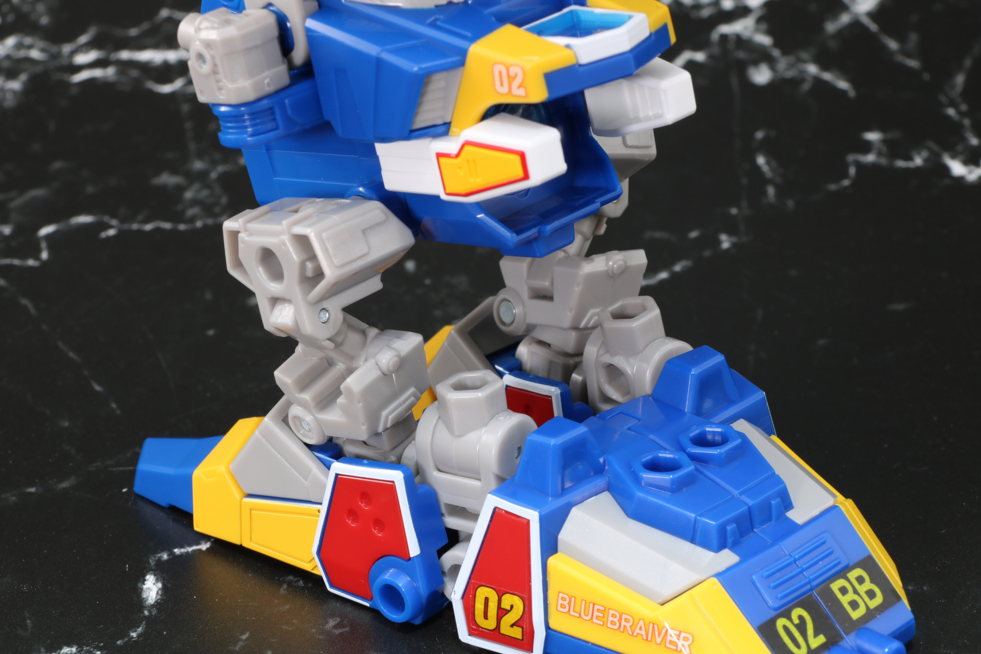 足首部分に相当する脚部パーツは伸展や多軸可動で表情豊か