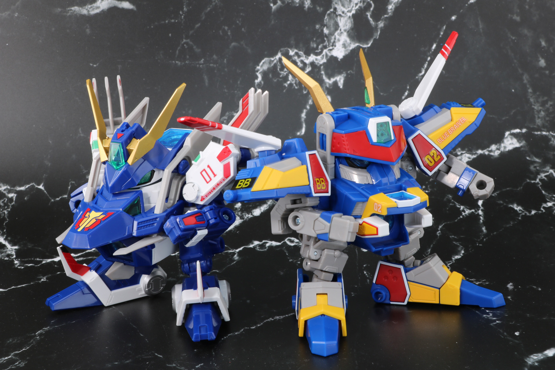 「DMB-01 ホワイトブロス」（左）とディスプレイ