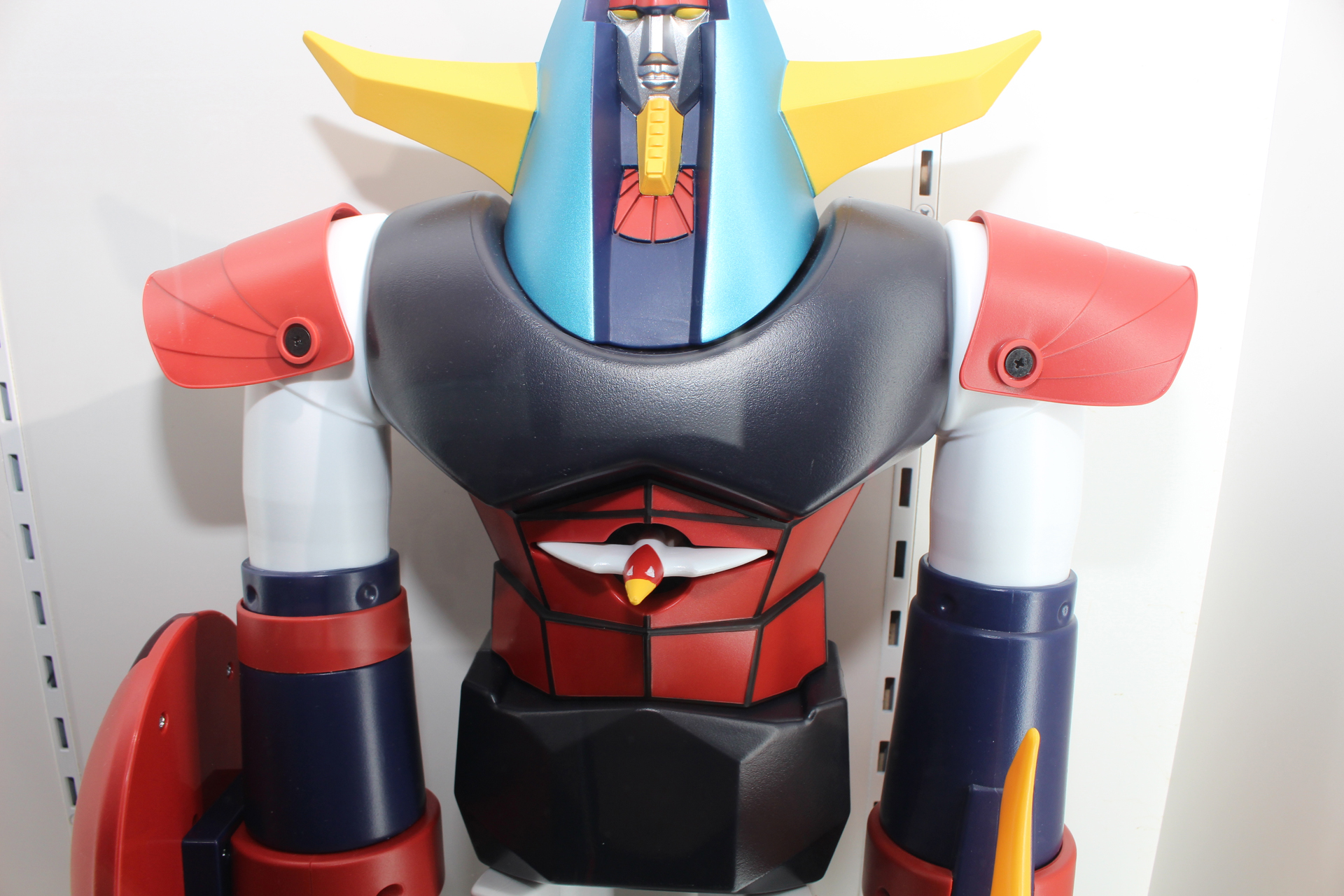 腹部にセットして発射できるゴッド・ミサイル。こちらは今回新たにデザインされたものだ