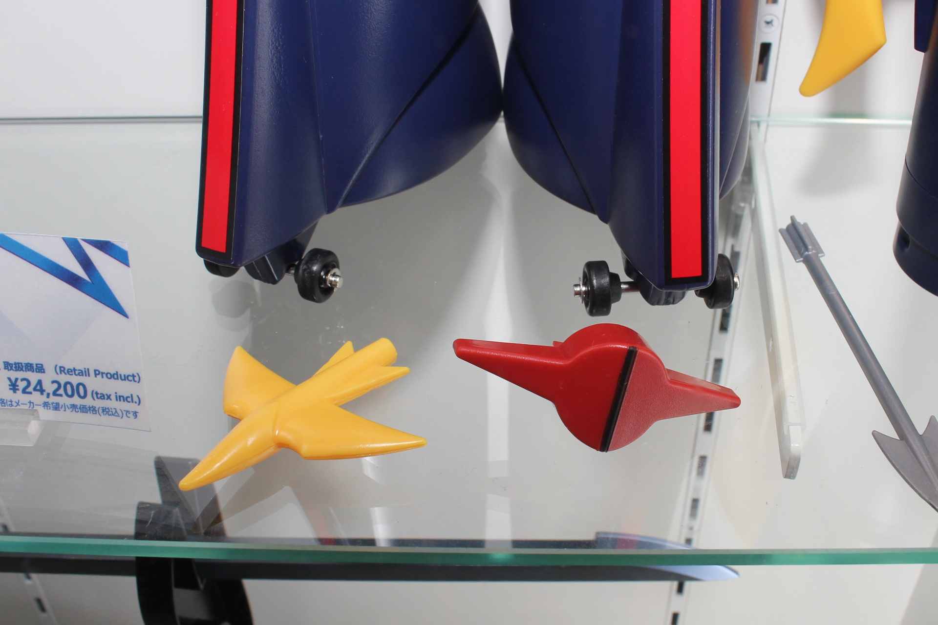 左から当時と同形のゴッド・ミサイルと発射口を塞ぐためのカバー