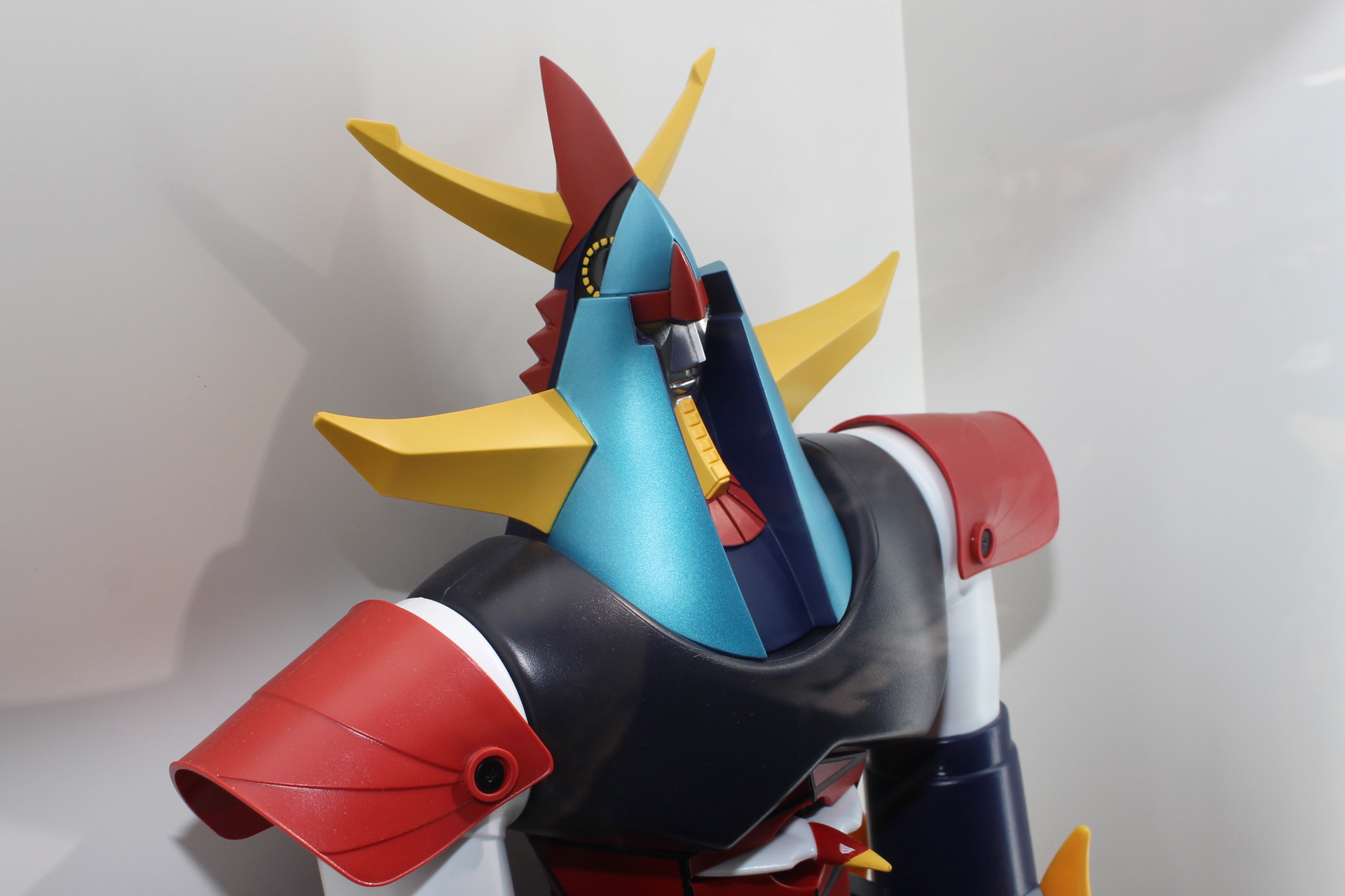 ゴッド・バードに変形時の目となる側頭部の意匠も再現