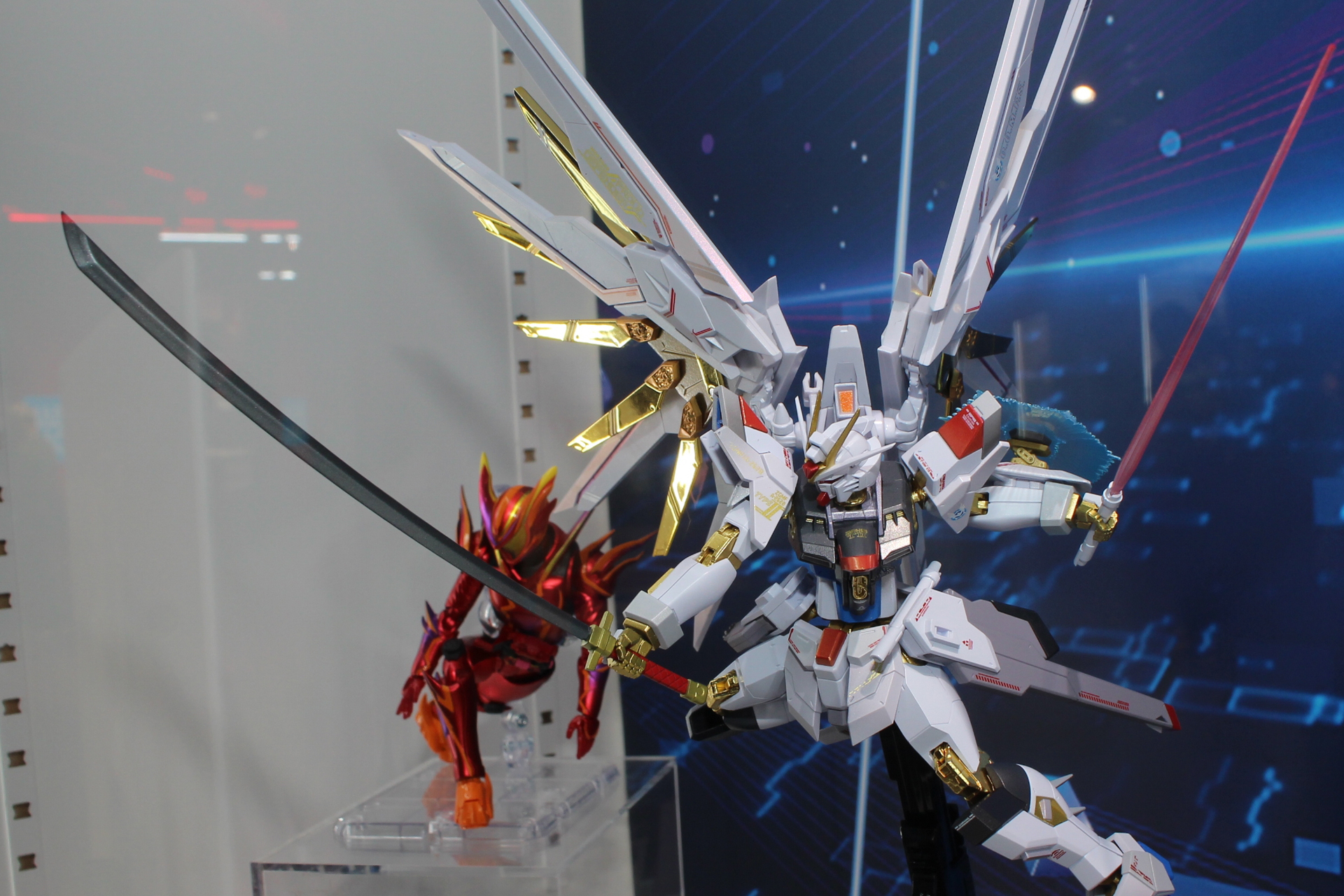 対艦刀フツノミタマは、パース付き形状のものも付属している