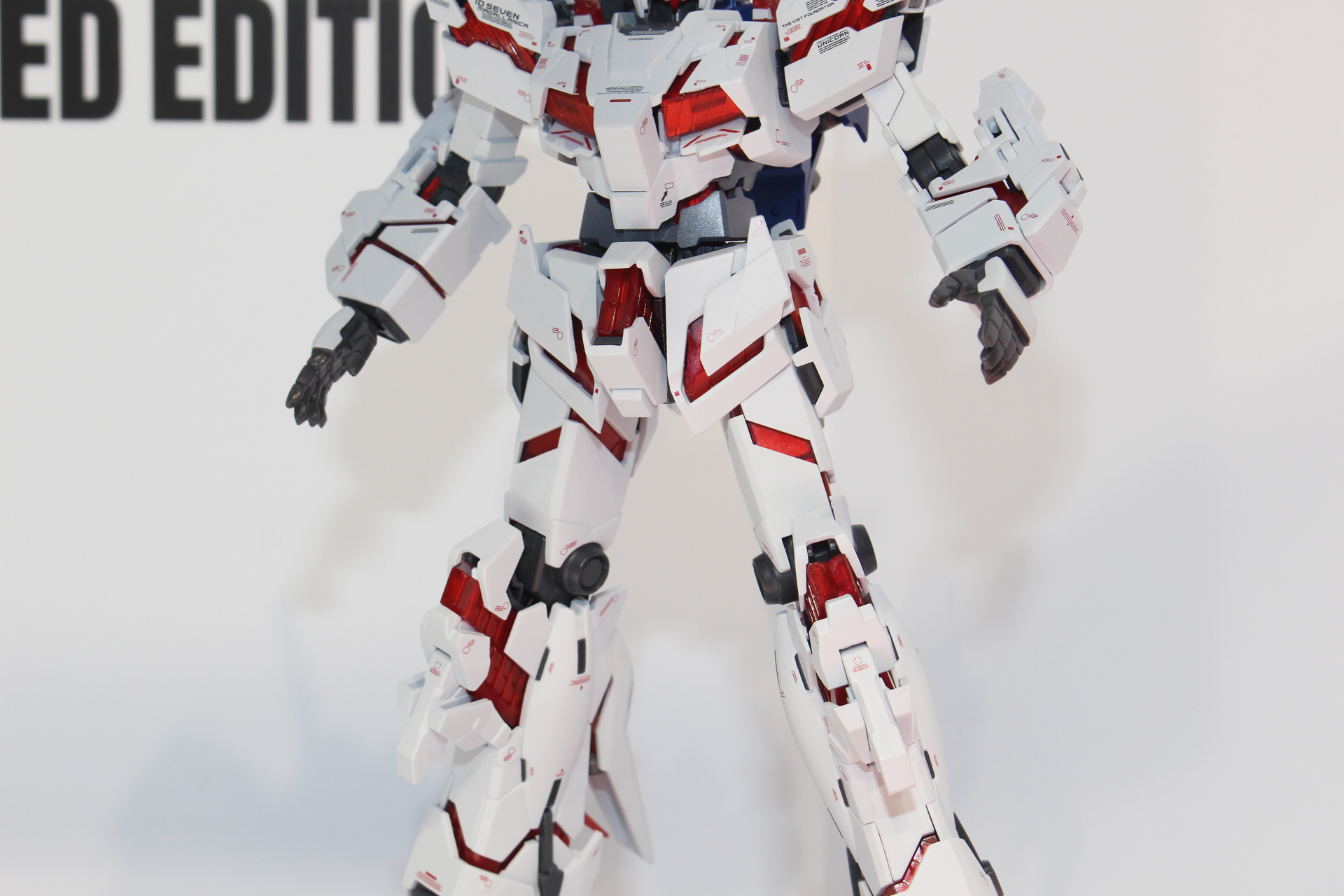 露出したサイコ・フレームは光沢のあるクリアパーツで再現