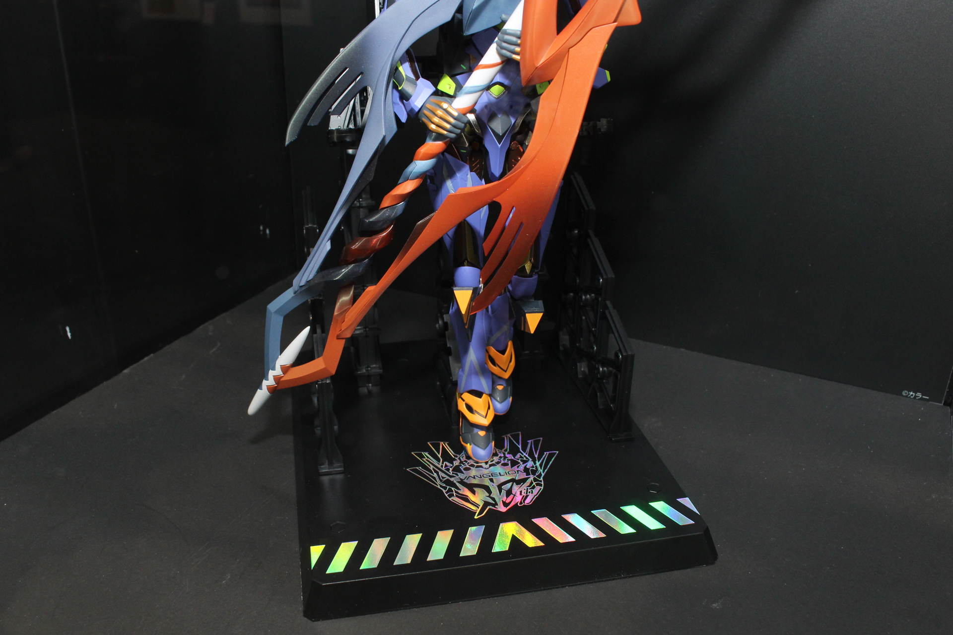 「エヴァ」30周年のマーキングが入った台座