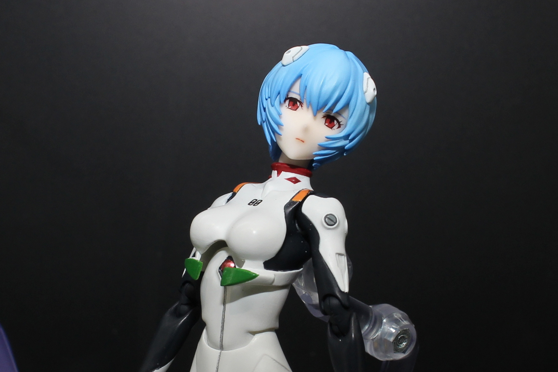 透き通るような白い肌と赤い瞳、そして髪型を再現