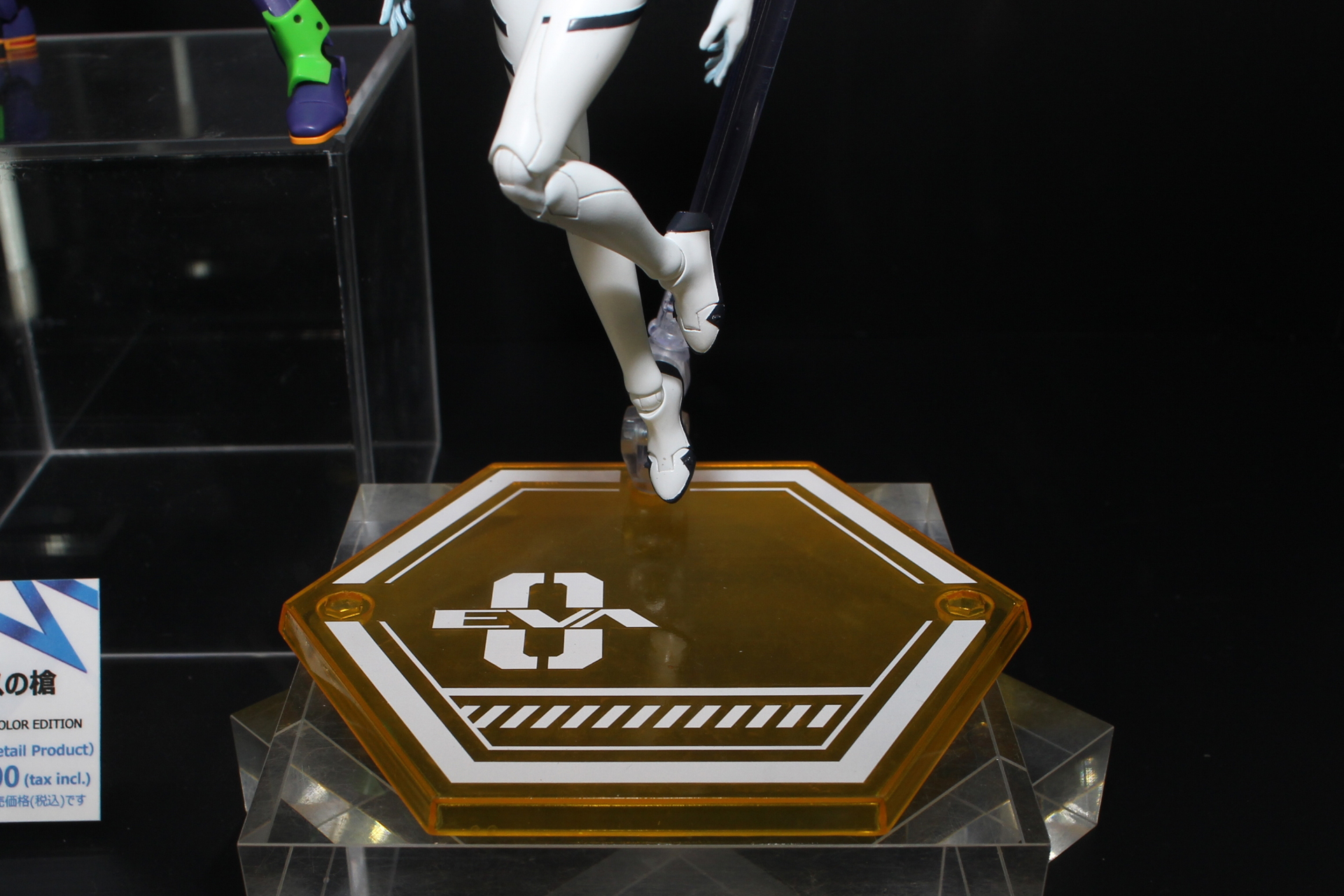 専用台座は発売済みの「S.H.Figuarts 式波・アスカ・ラングレー」と同じ六角のハニカム形状をしている