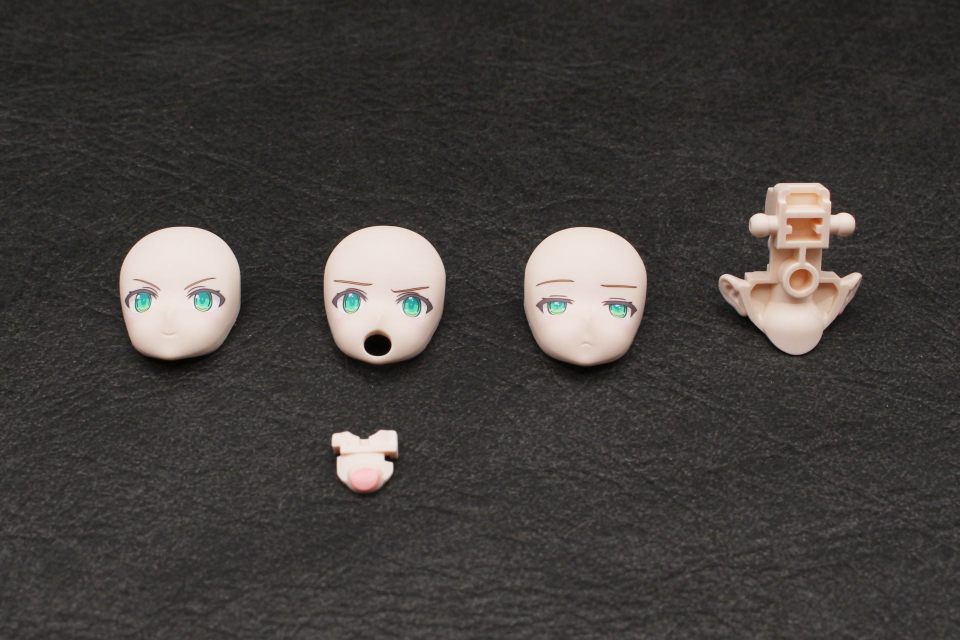 フェイスパーツは3種類。ぱっちりとした瞳のグリーンが鮮やかだ