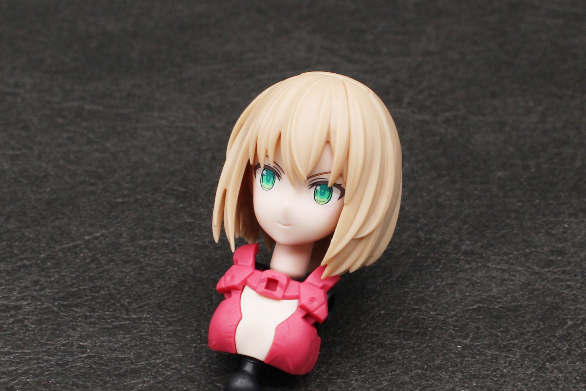 前髪、頭頂部のパーツを取り付けて頭部が完成