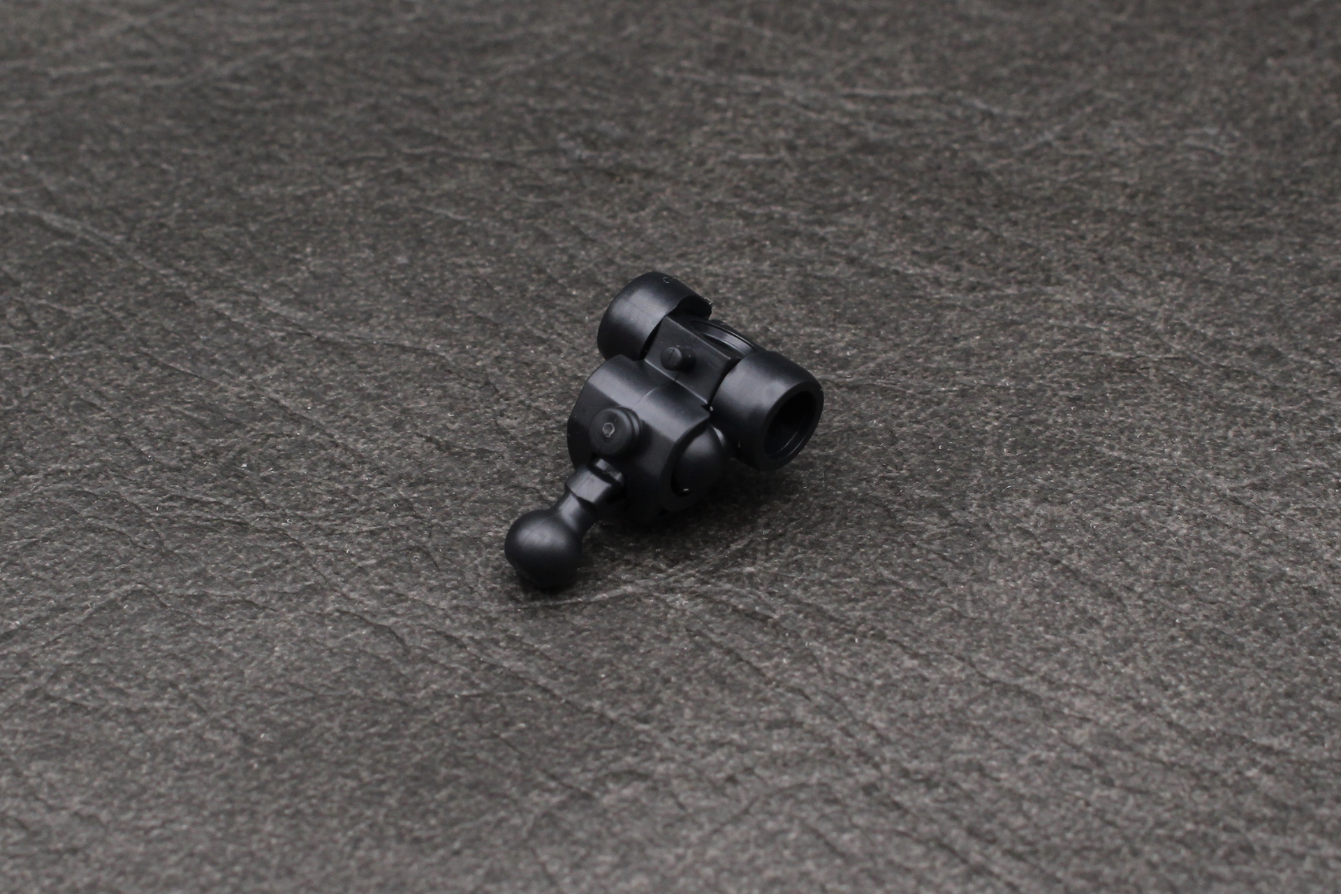 胴体の組み立て。胸部内の関節を組み立てる