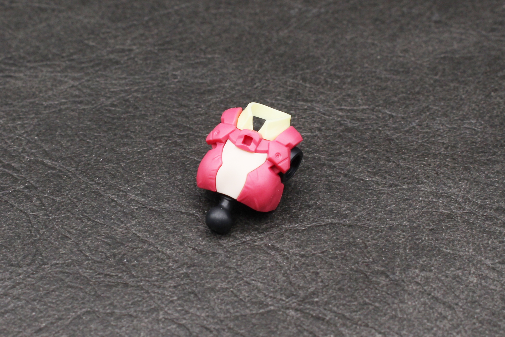 襟、バストのパーツを組み立てて関節に取り付ける