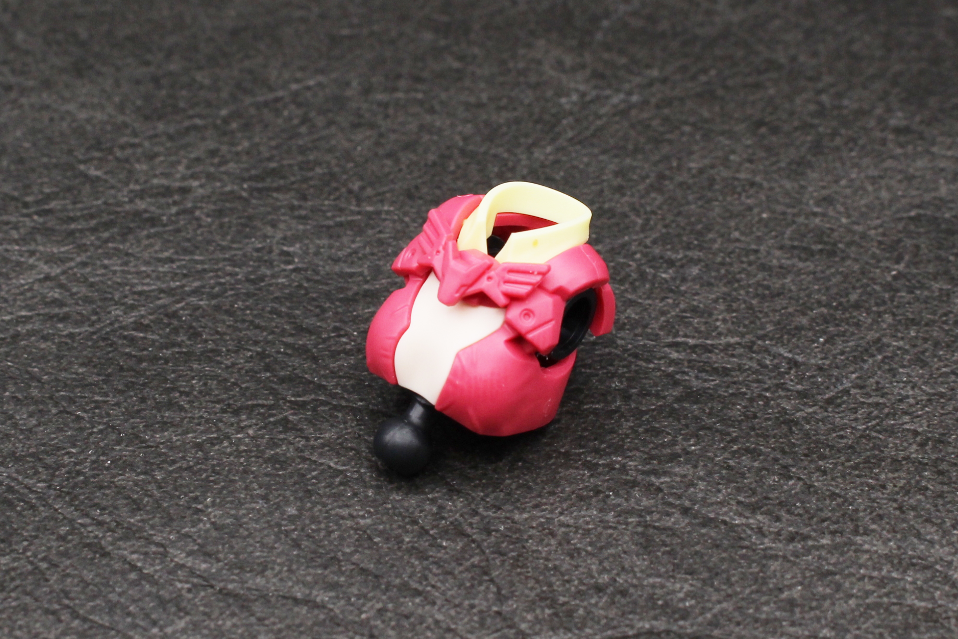 首元の飾り、背中を取り付ける