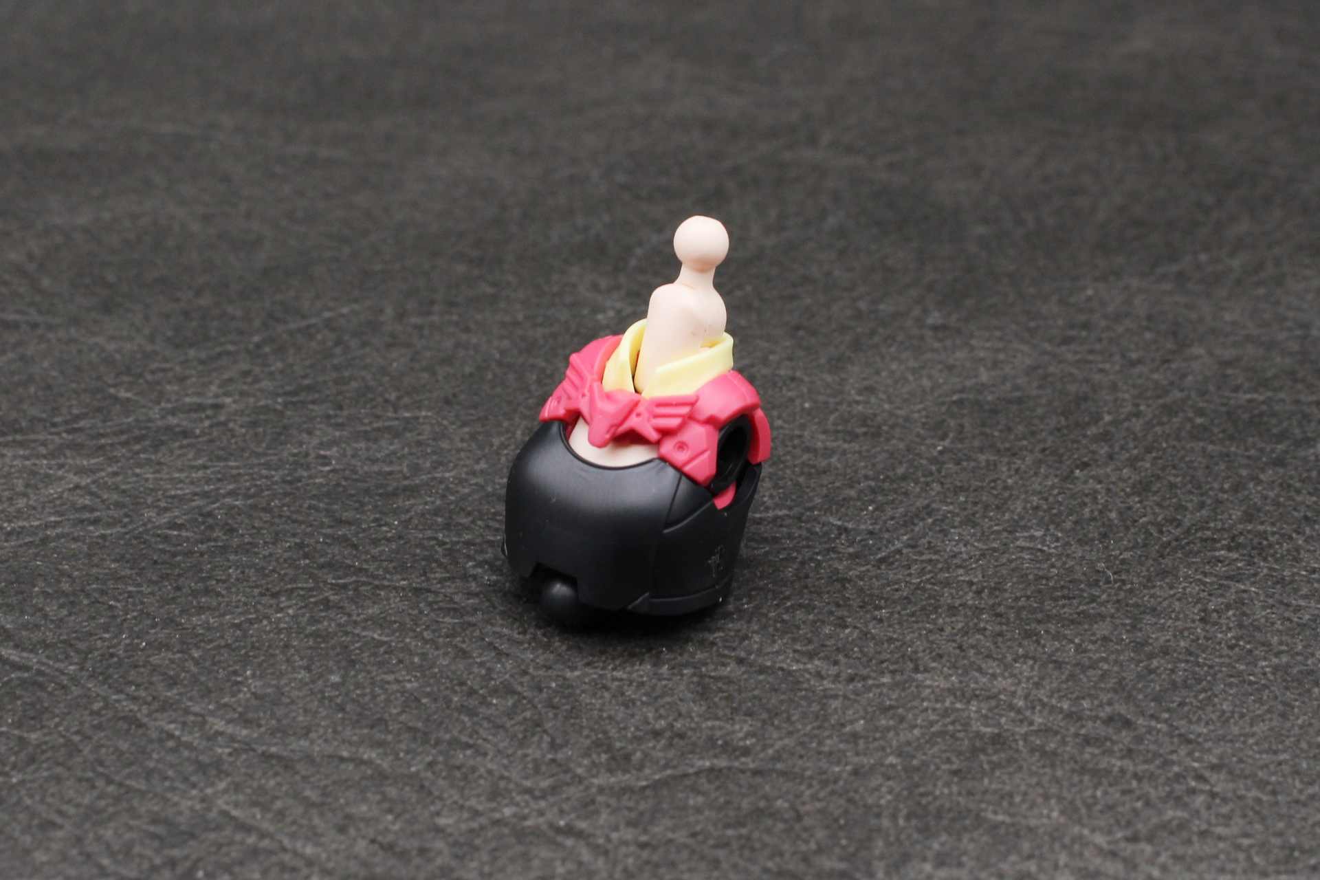 胸当てで前後から挟み込んで胸部が完成