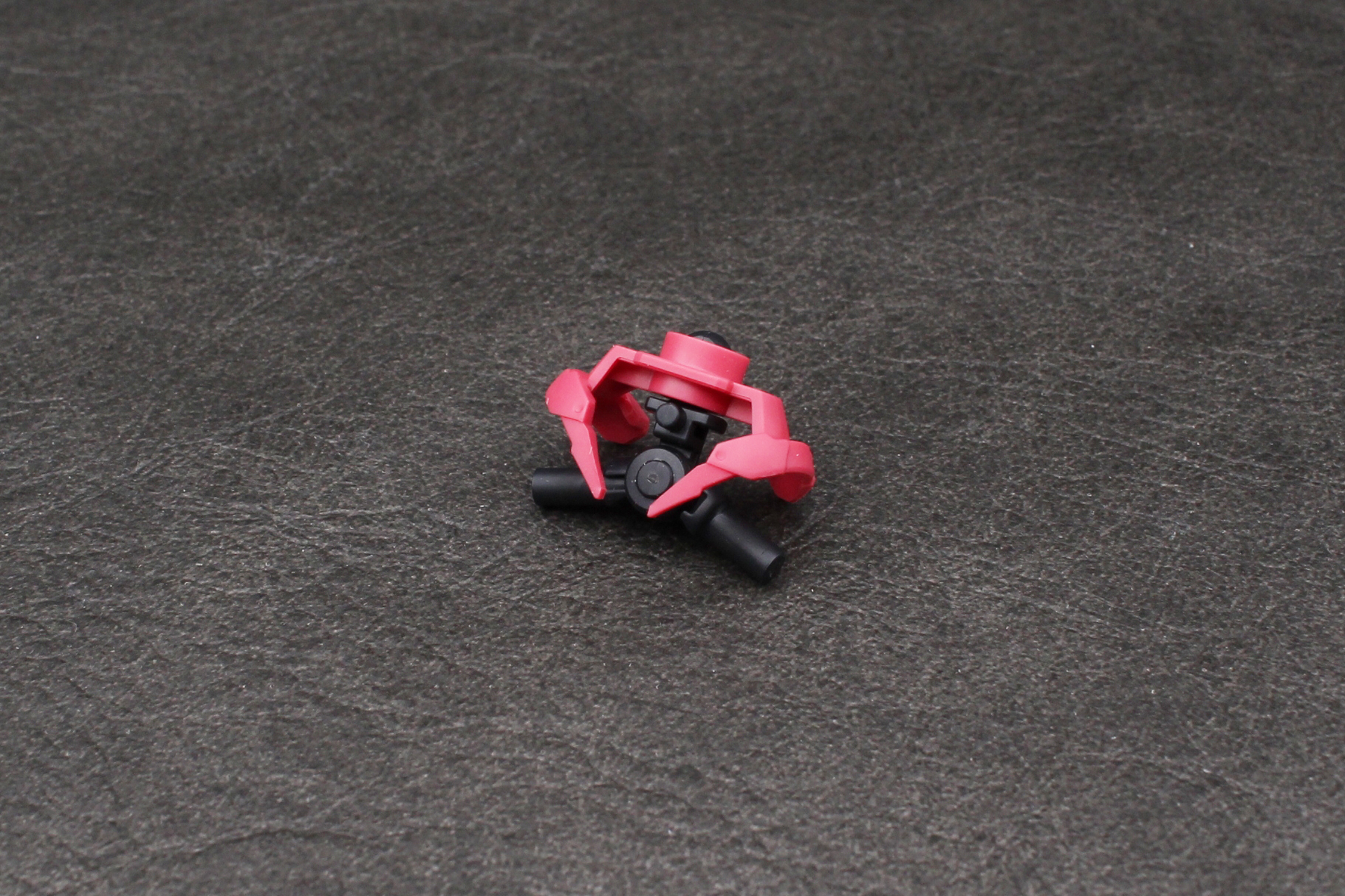 腹部の組み立て。股関節を組み立てて腰の飾りに取り付ける