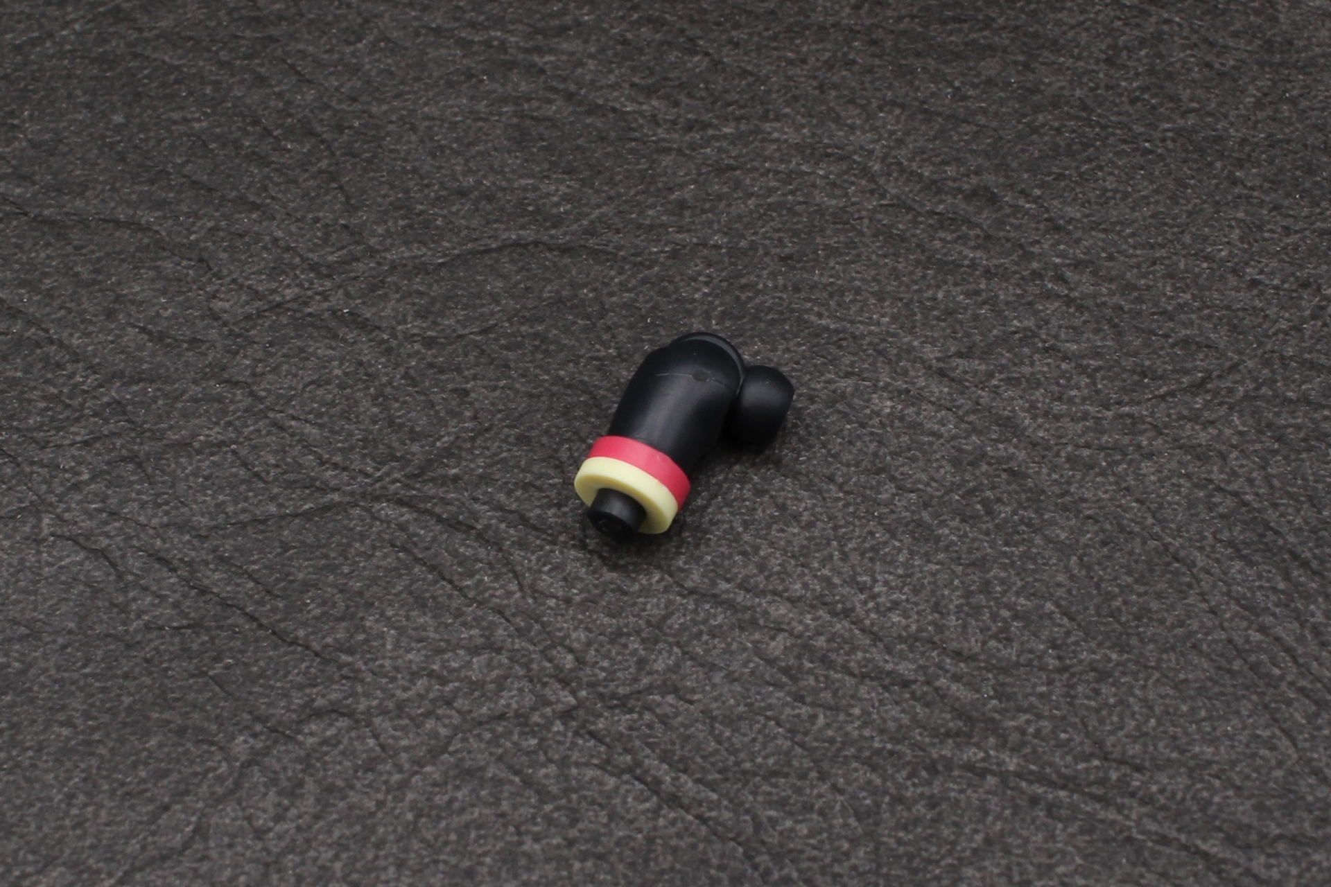 腕の組み立て。リングは2個あり、ピンクが上だ