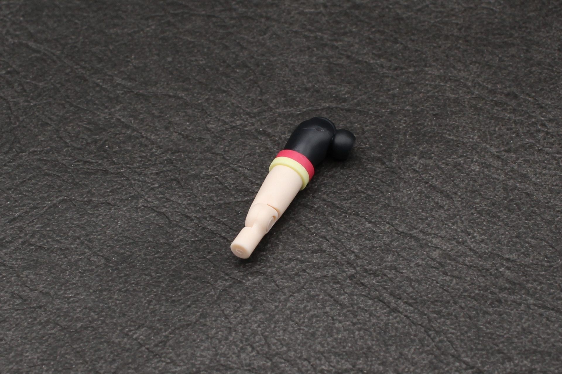 上腕と肘のジョイントを組み立てて肩に取り付ける