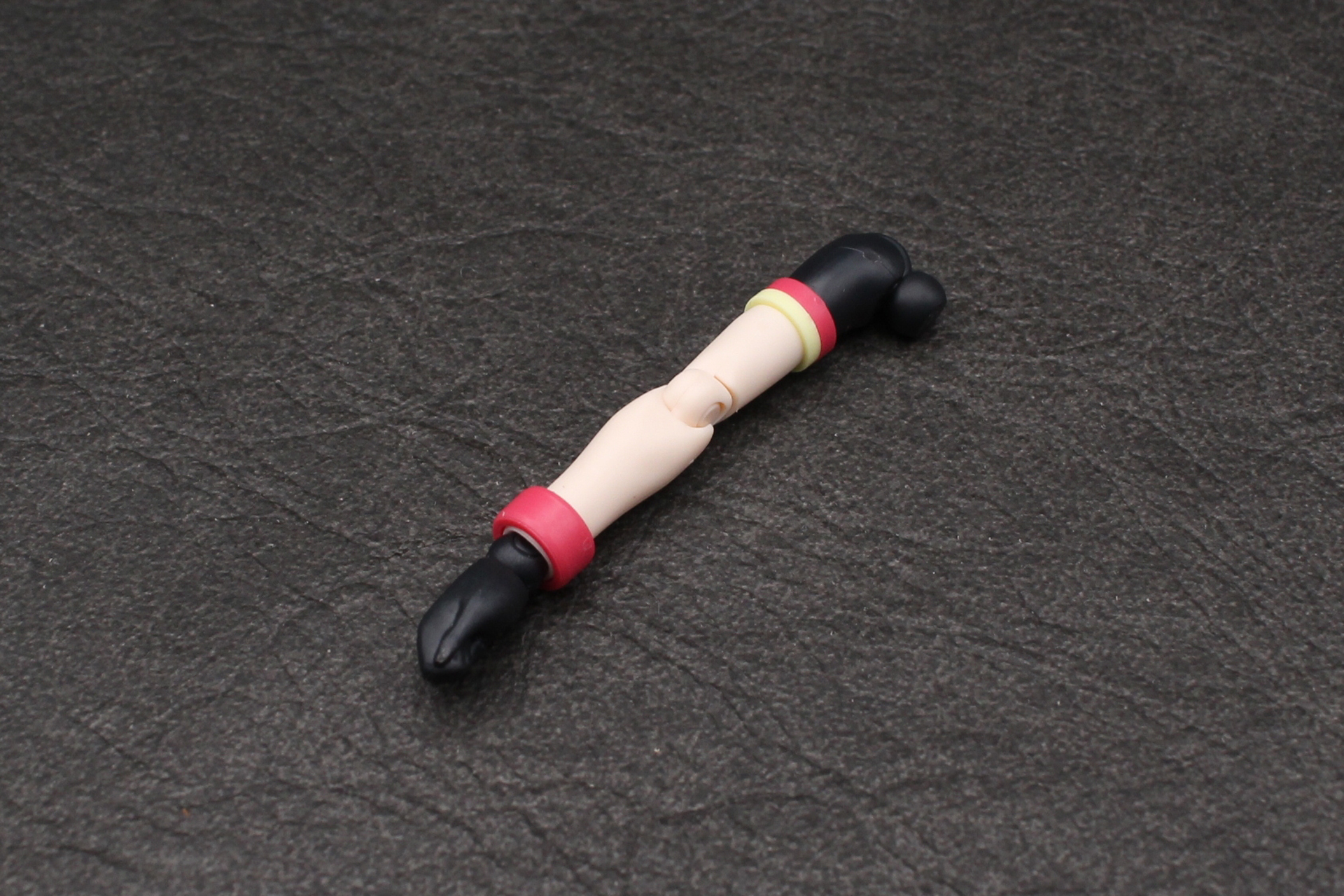 手首を取り付けて腕の完成