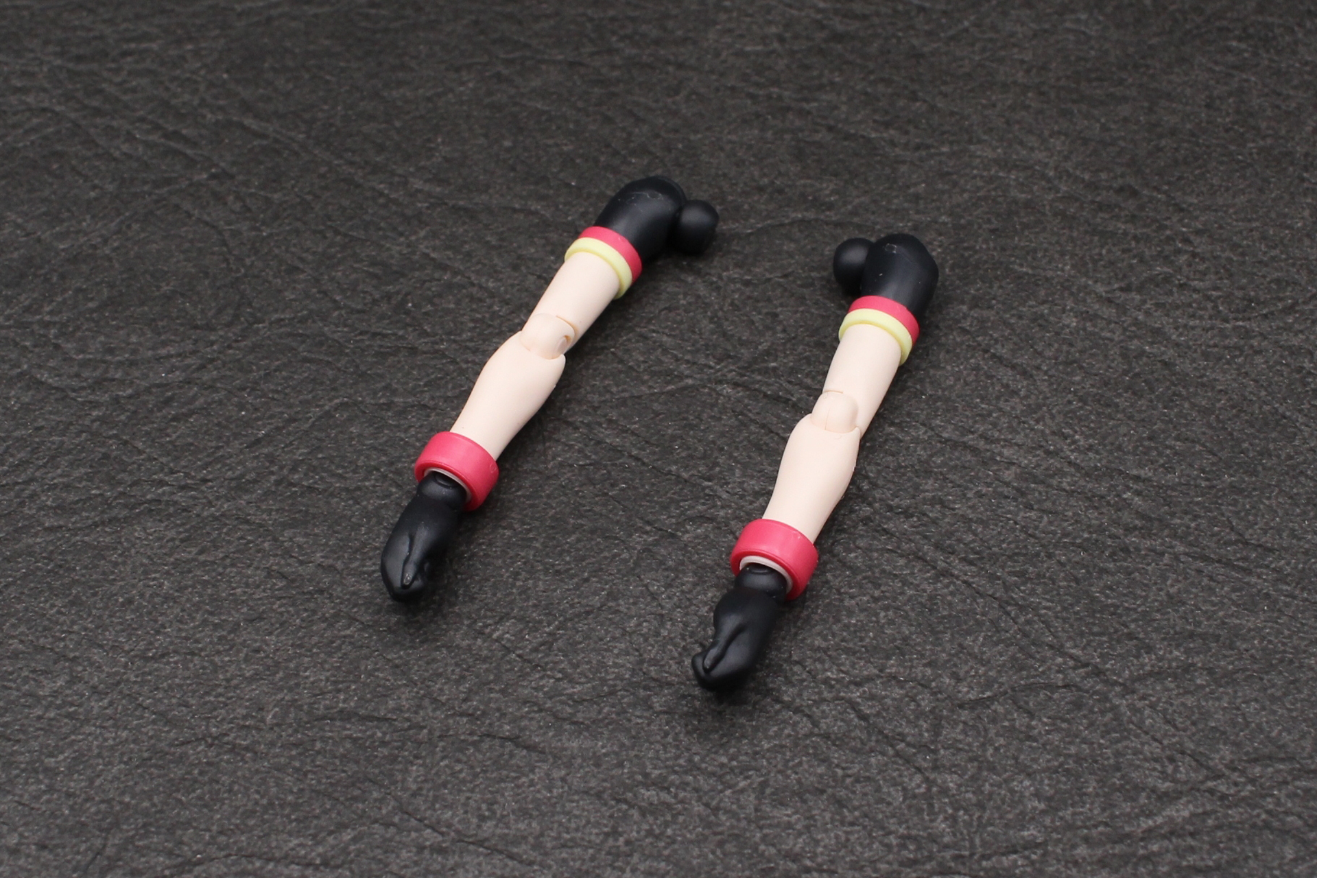 もう一方の腕も同様に組み立てる