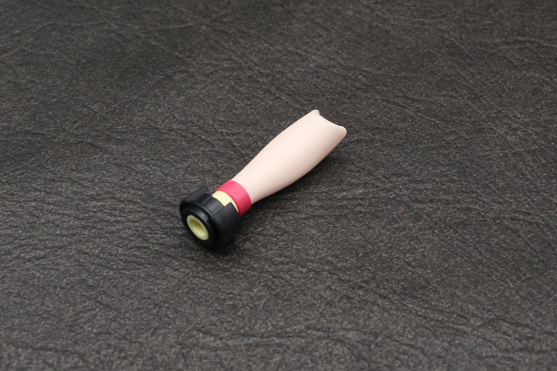 脚の組み立て。脛と足首を組み立てる