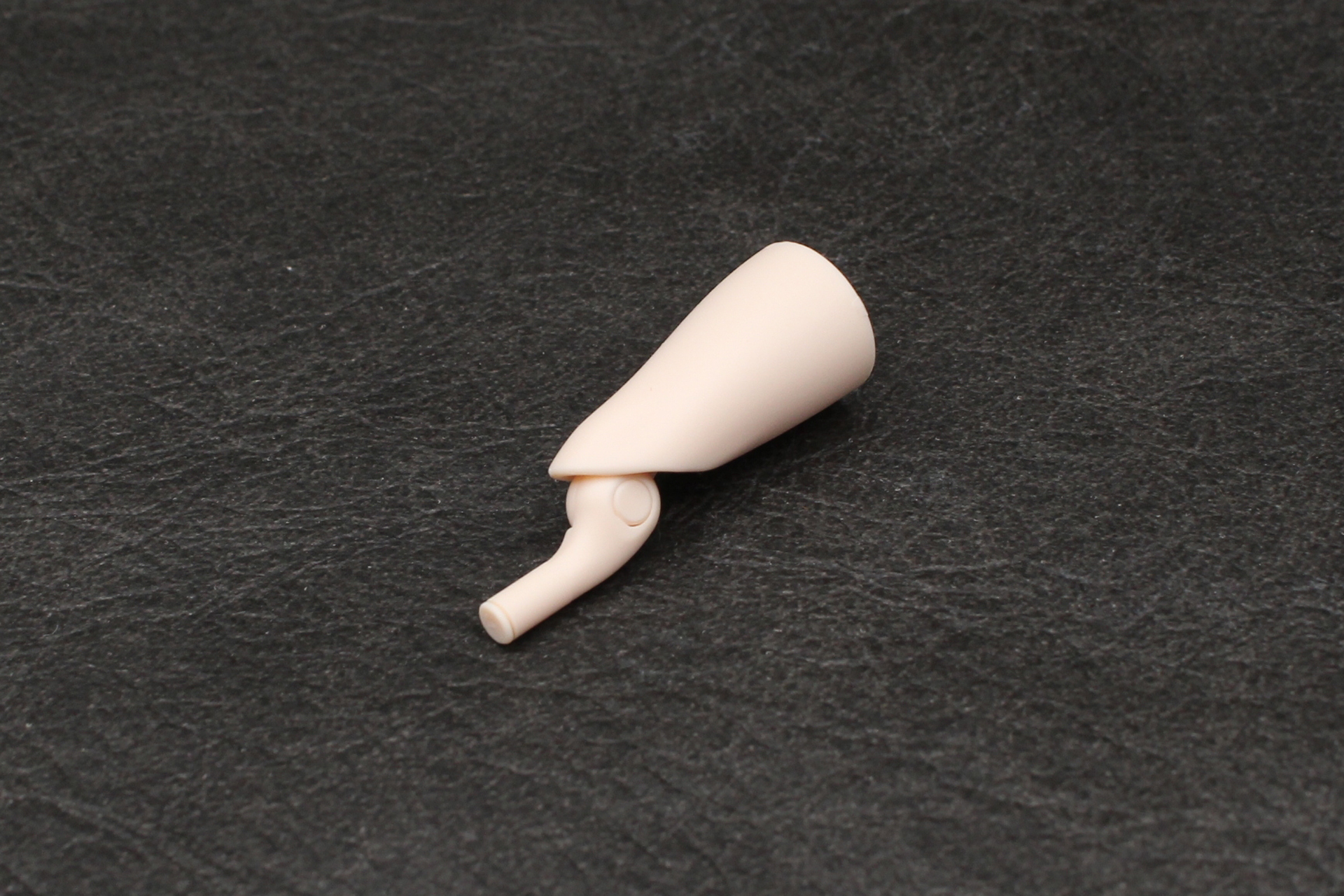 膝関節を組み立てて、太ももに取り付ける