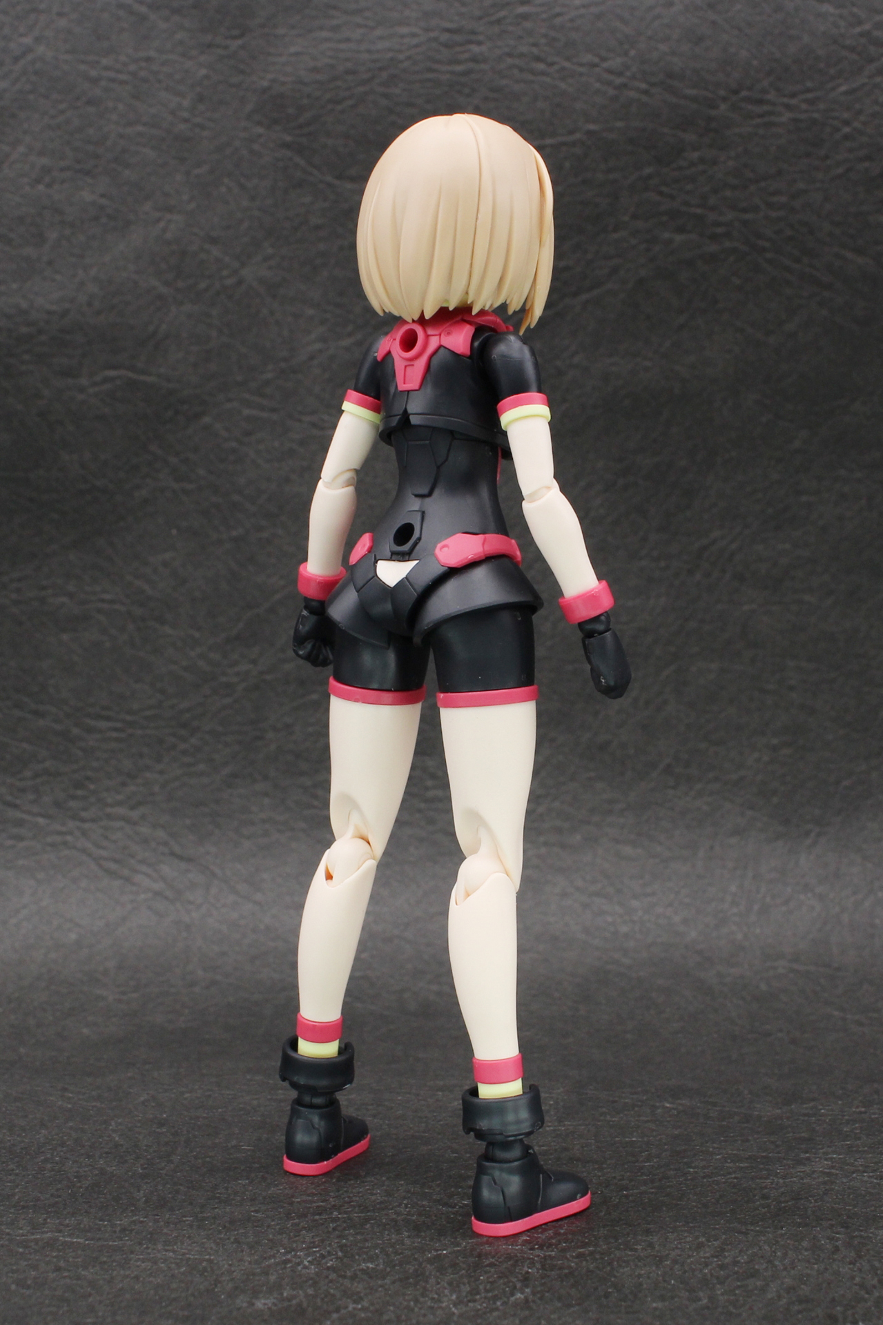 背面はチラッと見えているヒップの部分が魅惑的