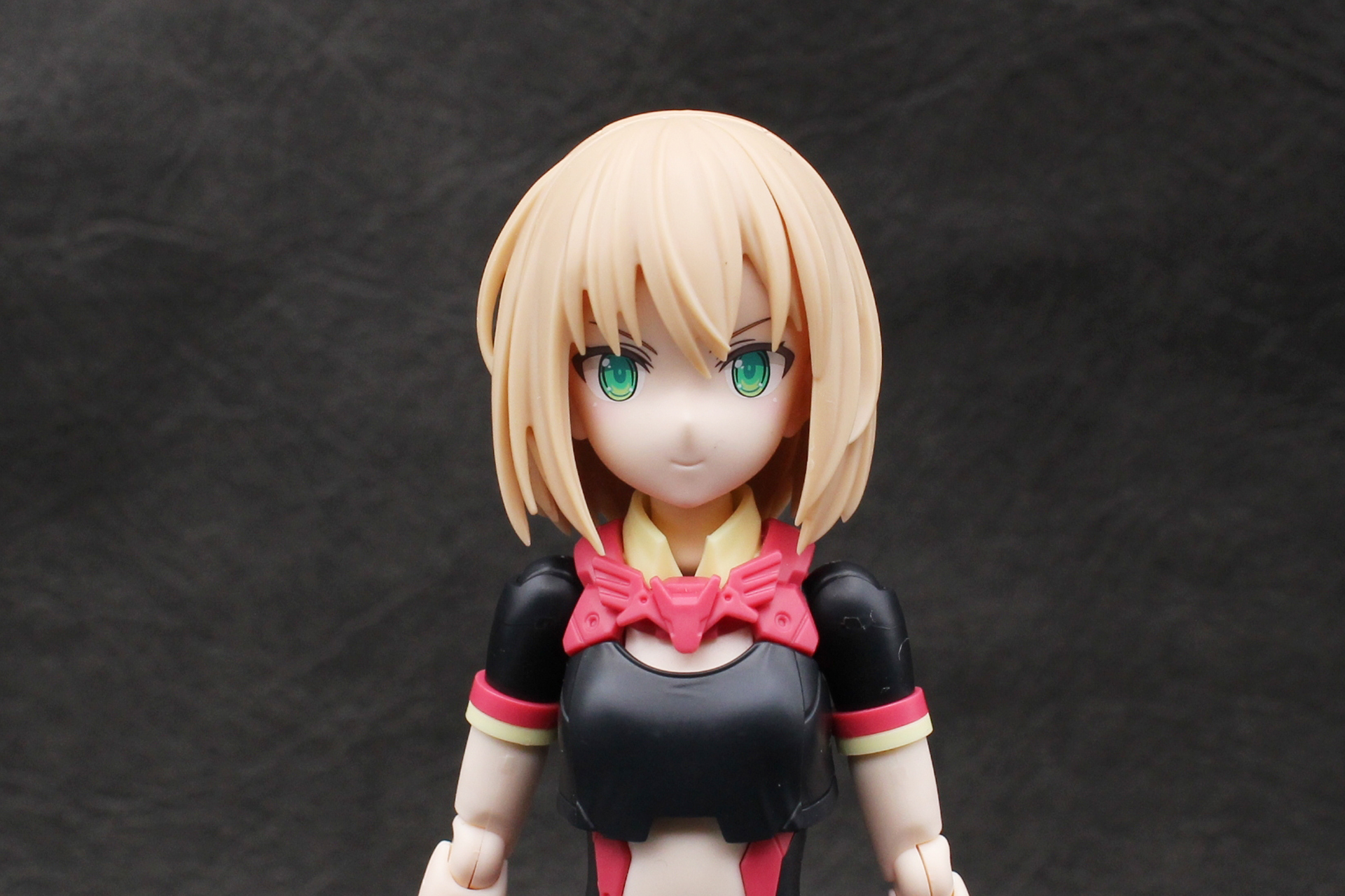 ヘアスタイルは向かって左側にくせ毛のような造形がある。非対称の髪型がとても自然だ