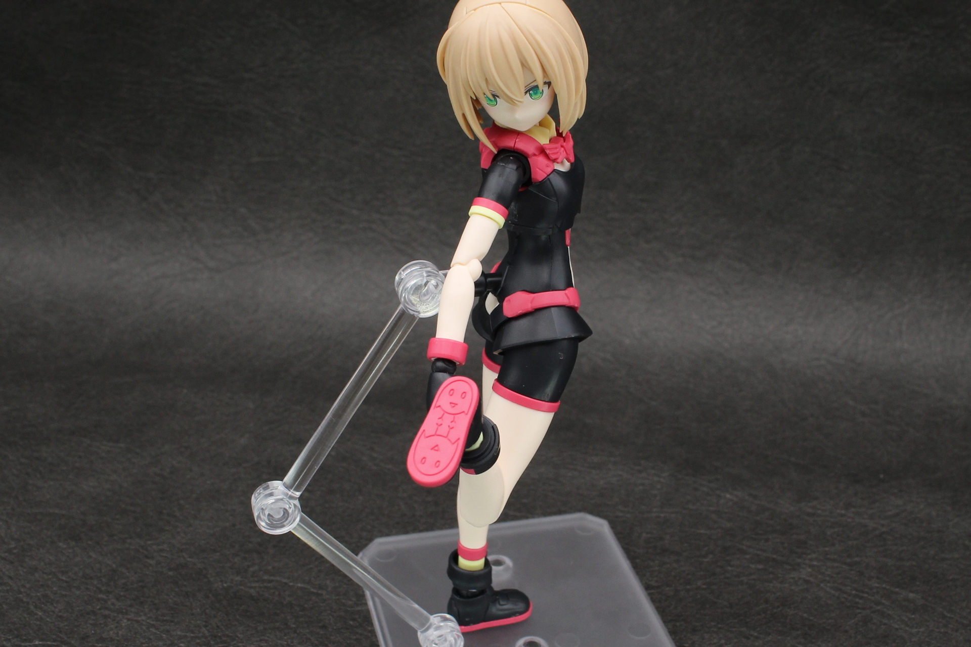 足裏には海老川氏デザインのヒヨコのような可愛い模様がある