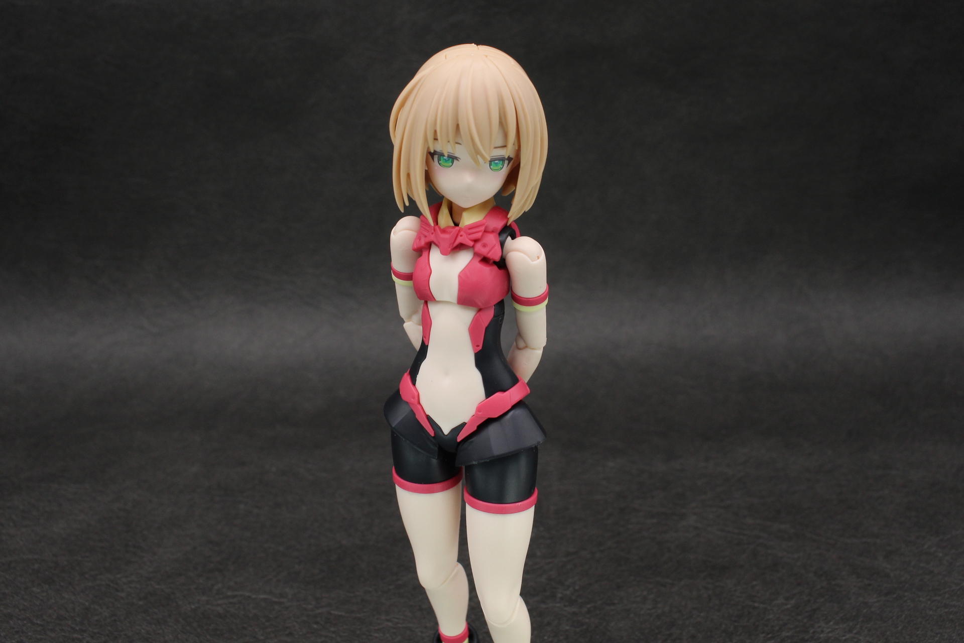 胸当てを取り外して、肩を肌色のパーツに変更してみた。別のキットに付属する太ももの上部分なども同様に変更すれば、レオタードのような雰囲気になりそうだ