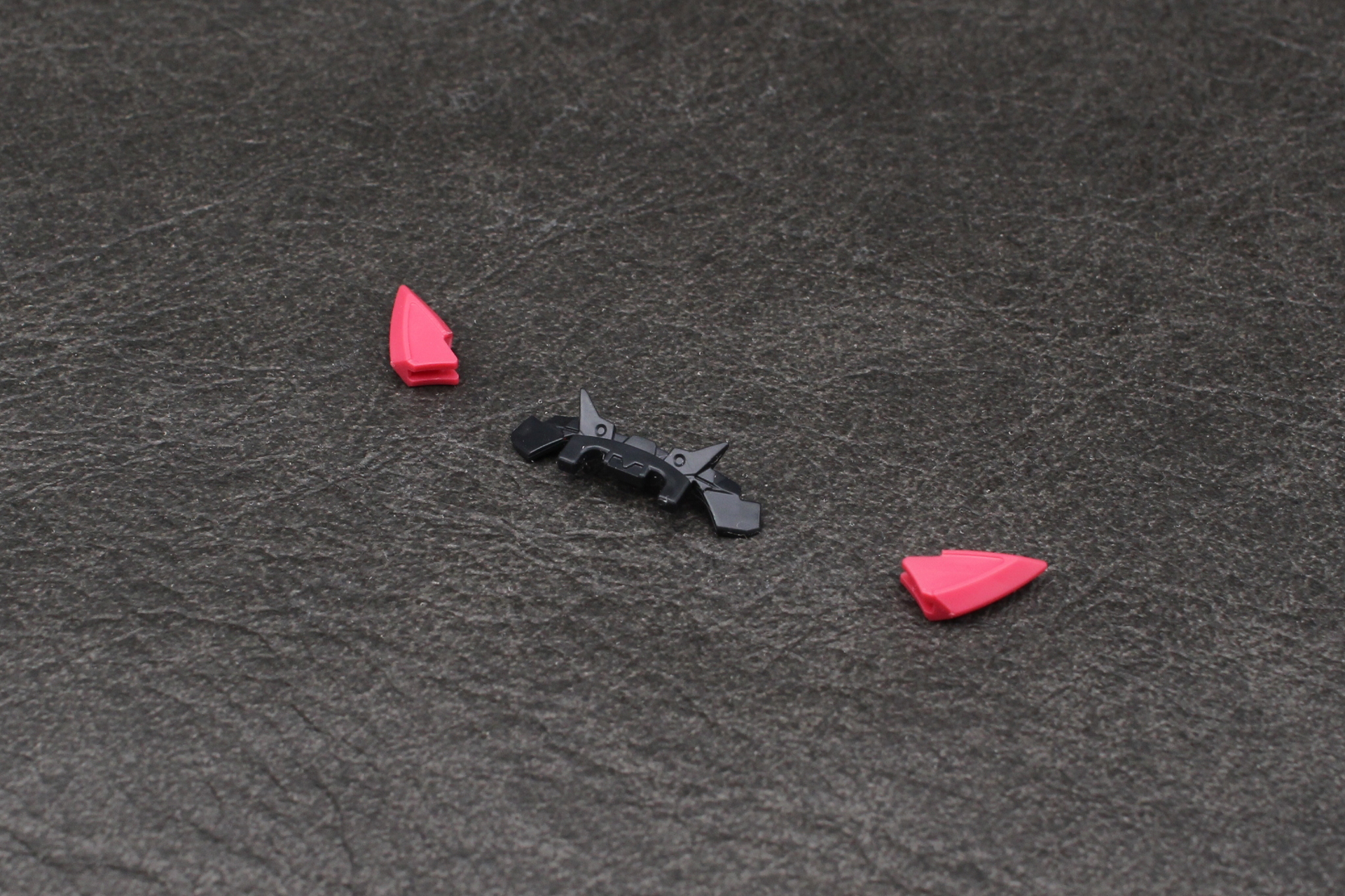 カチューシャを組み立てる。左右の耳に当たる部分が別パーツだ