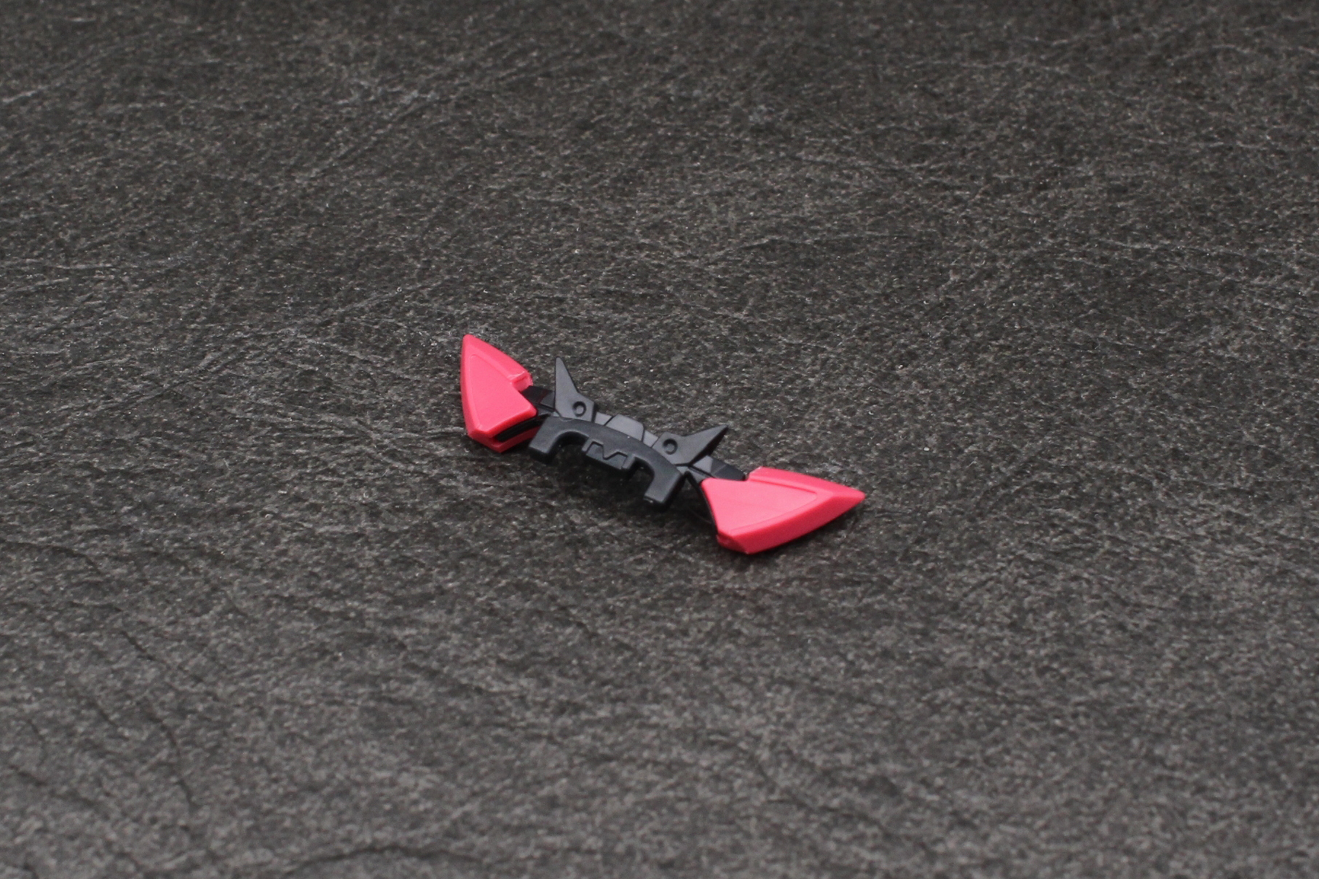 カチューシャを組み立てる。左右の耳に当たる部分が別パーツだ