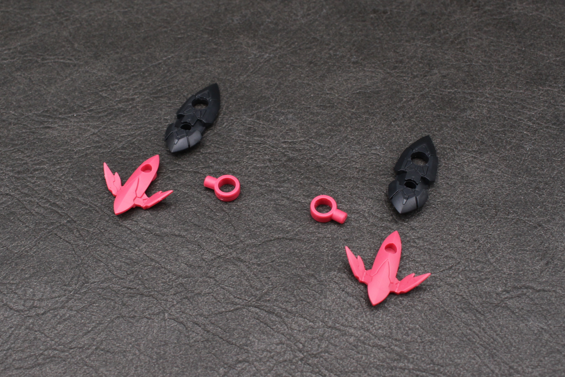 ガントレットの組み立て。通常は手首に取り付ける装備だ