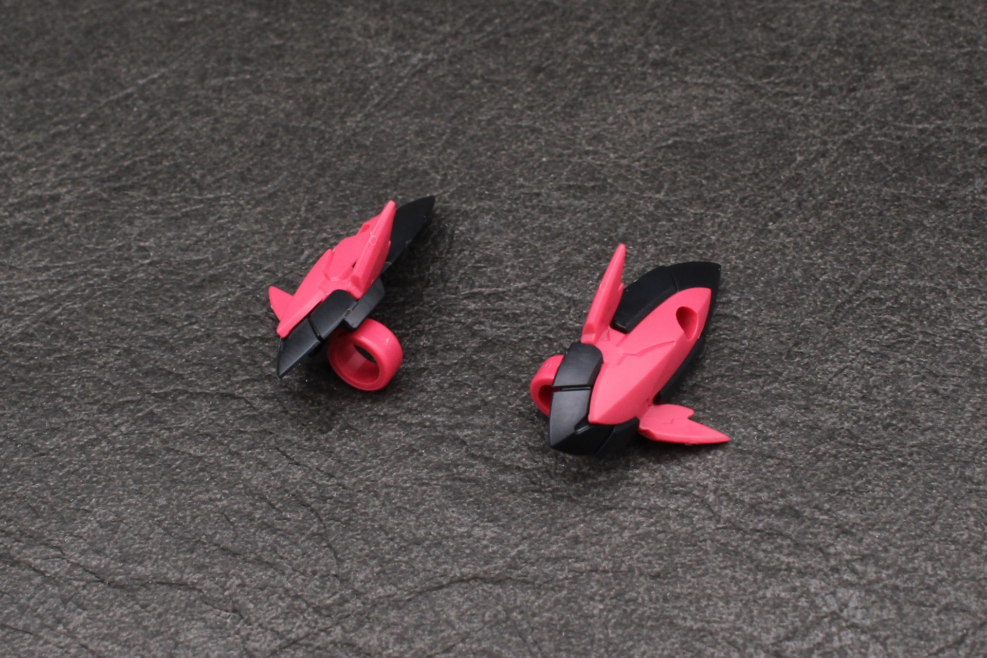 ガントレットの組み立て。通常は手首に取り付ける装備だ