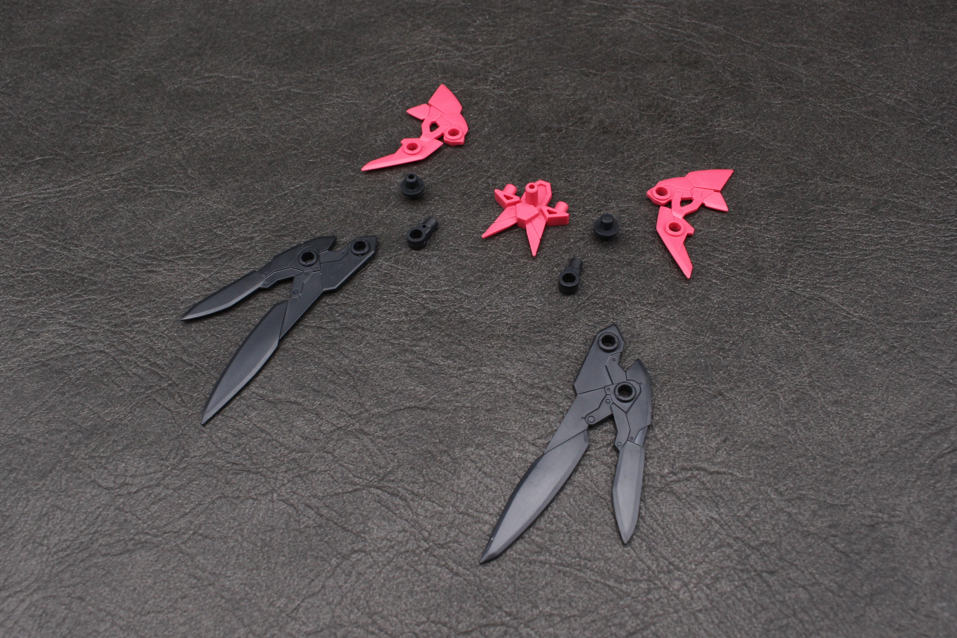 ウイングの組み立て。ジョイントで自在に可動する