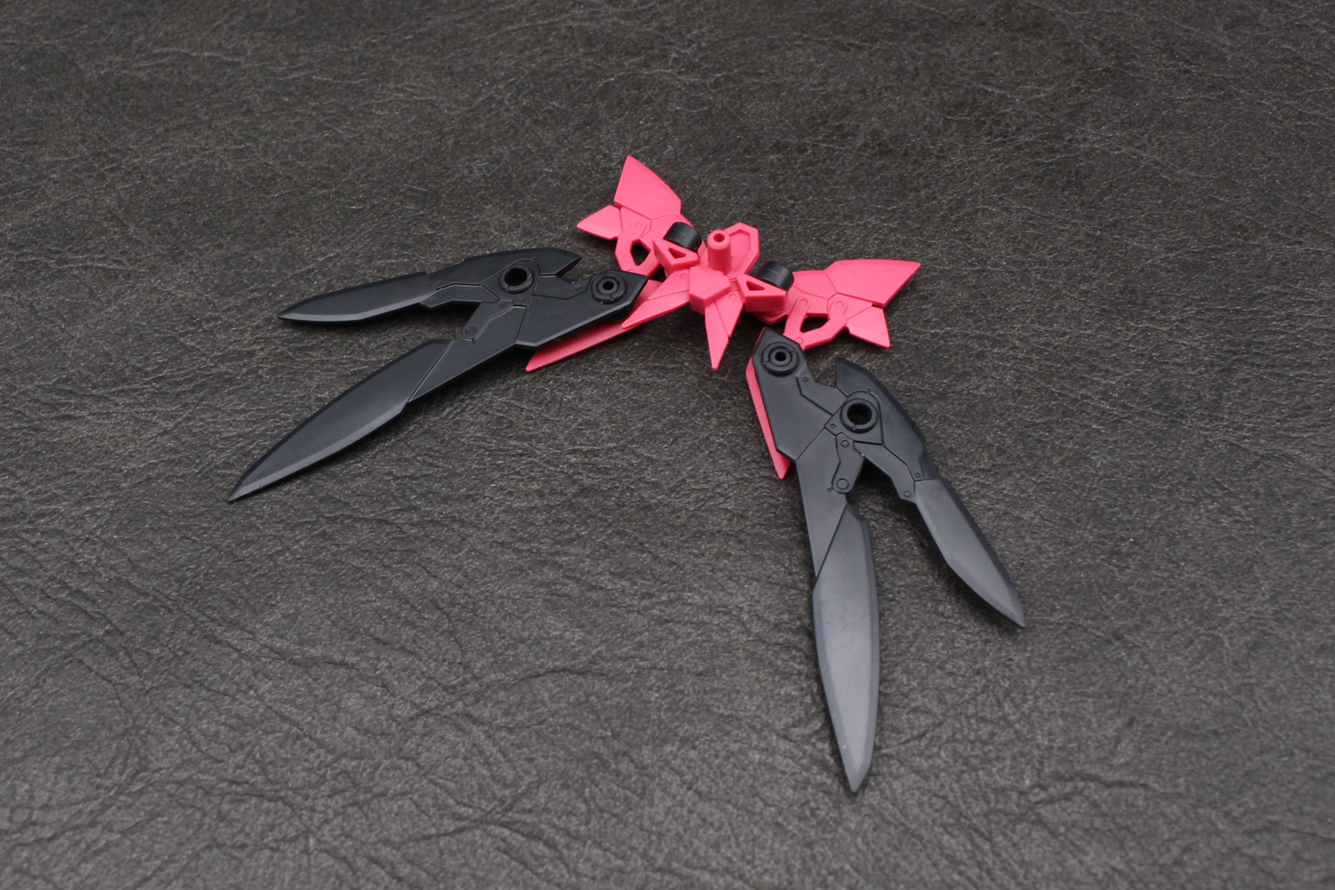 ウイングの組み立て。ジョイントで自在に可動する