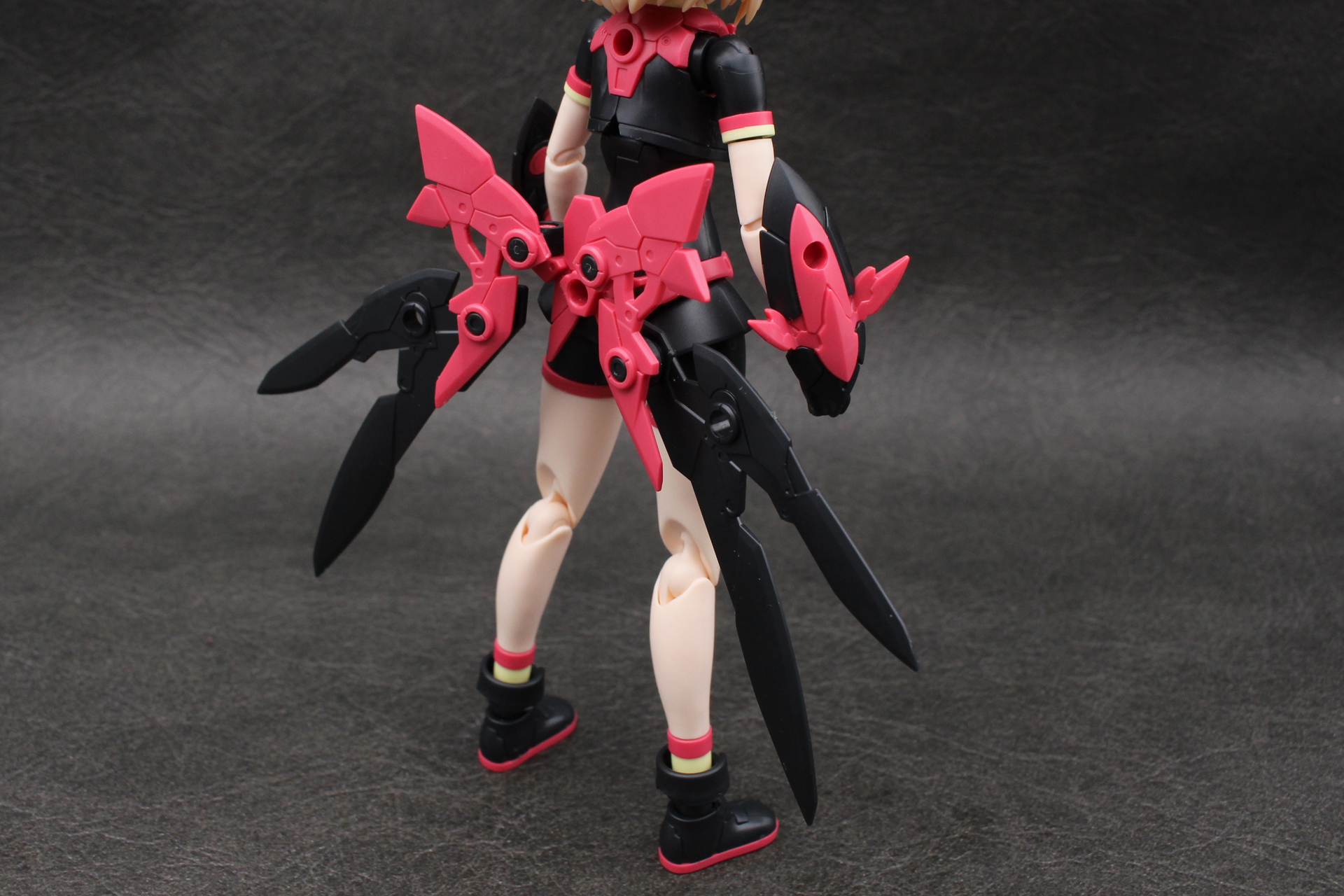 ウイングを腰のジョイントに取り付ける