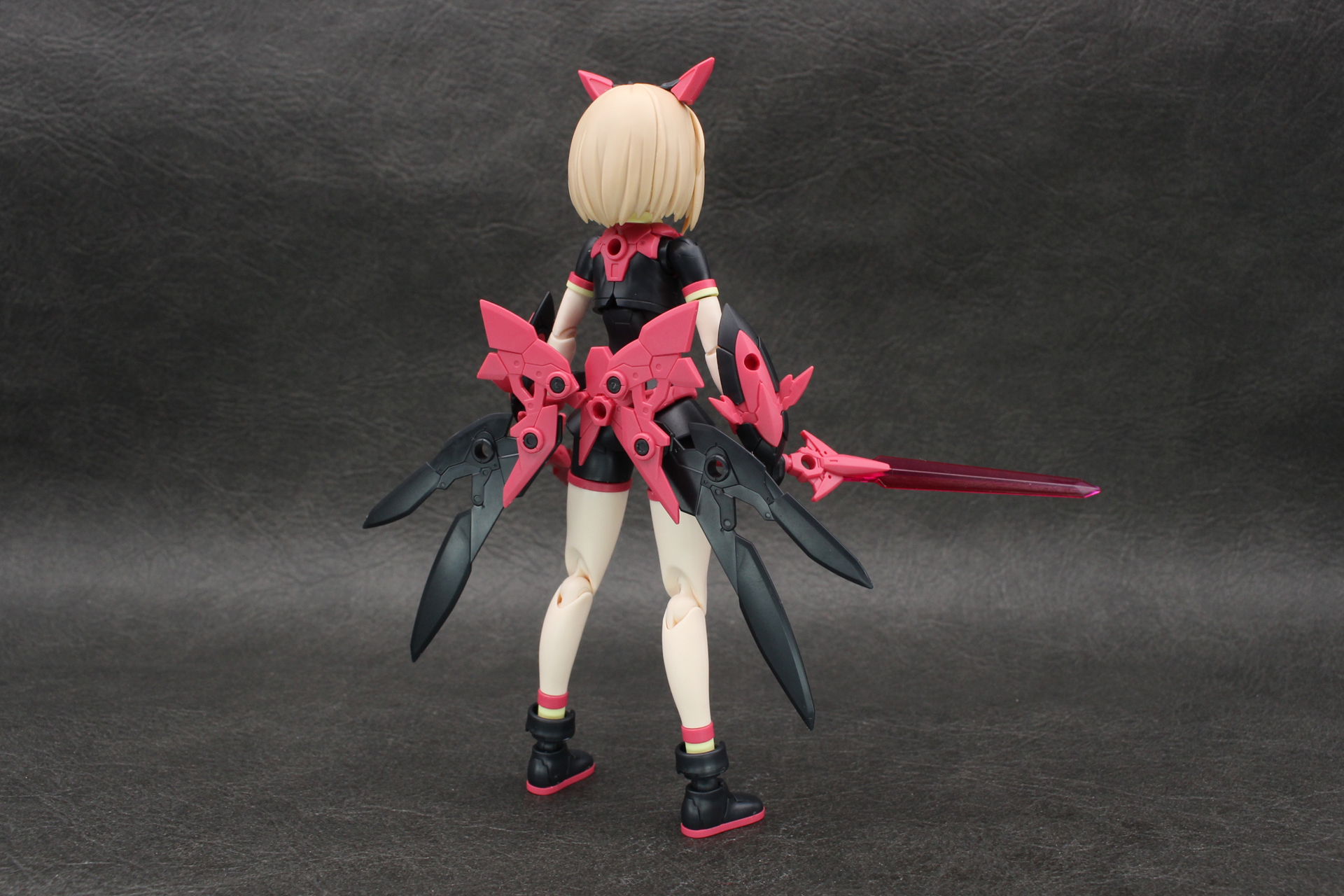 ウイングは腰でなく背中のジョイントに取り付けることも可能。また上下逆に付けるのもありだろう