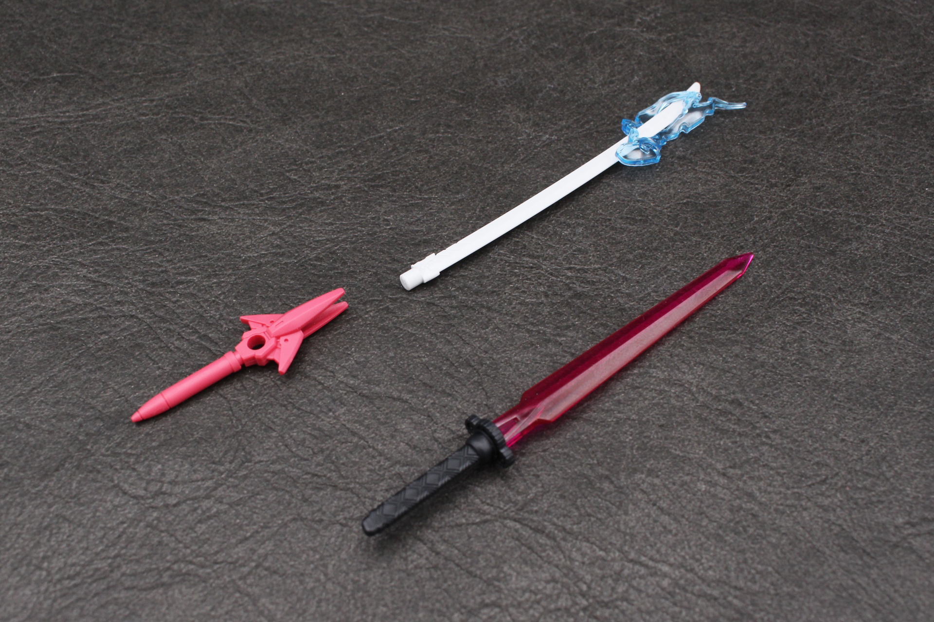 「30MS SIS-N00 ソウレイ［カラーB］」の刀の柄にも刃を取り付けられる。逆はサイズが少し違うので取り付けられない