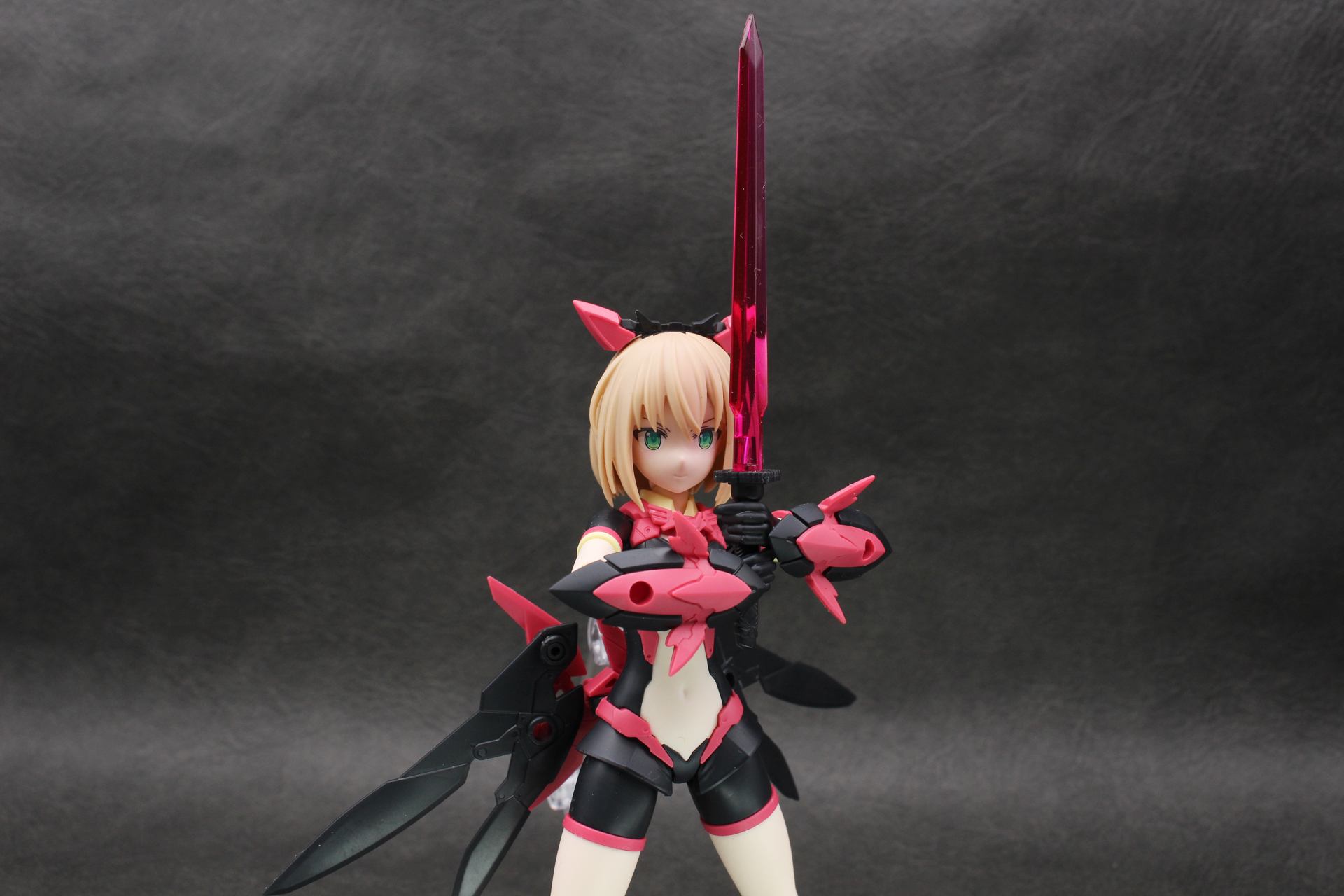 「30MS SIS-N00 ソウレイ［カラーB］」の刀の柄にも刃を取り付けられる。逆はサイズが少し違うので取り付けられない