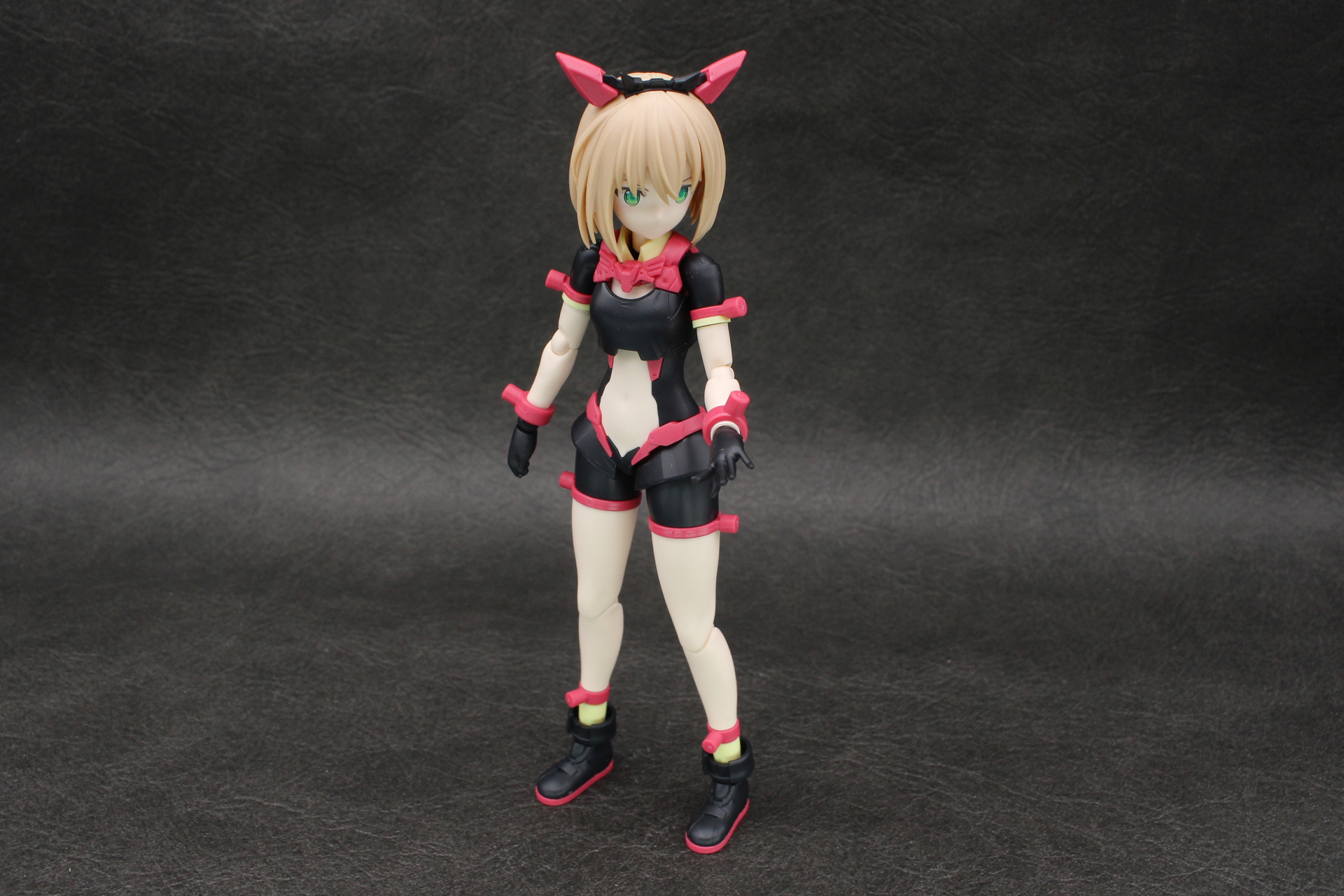 ジョイント付きのリングは上腕、手首、太もも、足首にそれぞれ用意されている