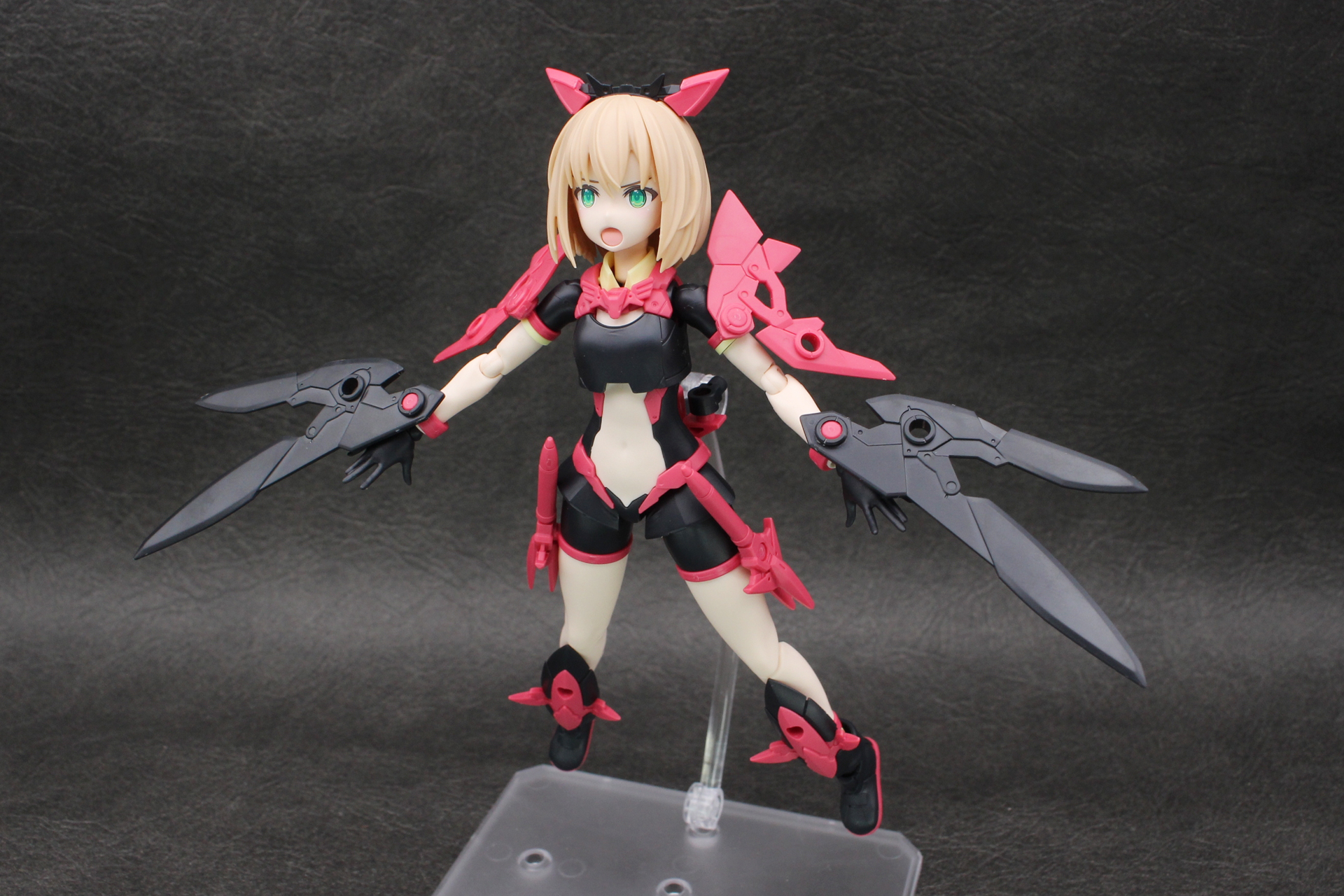 ガントレット、分解したウイング、刃を取り外した剣などを各所に取り付けられる