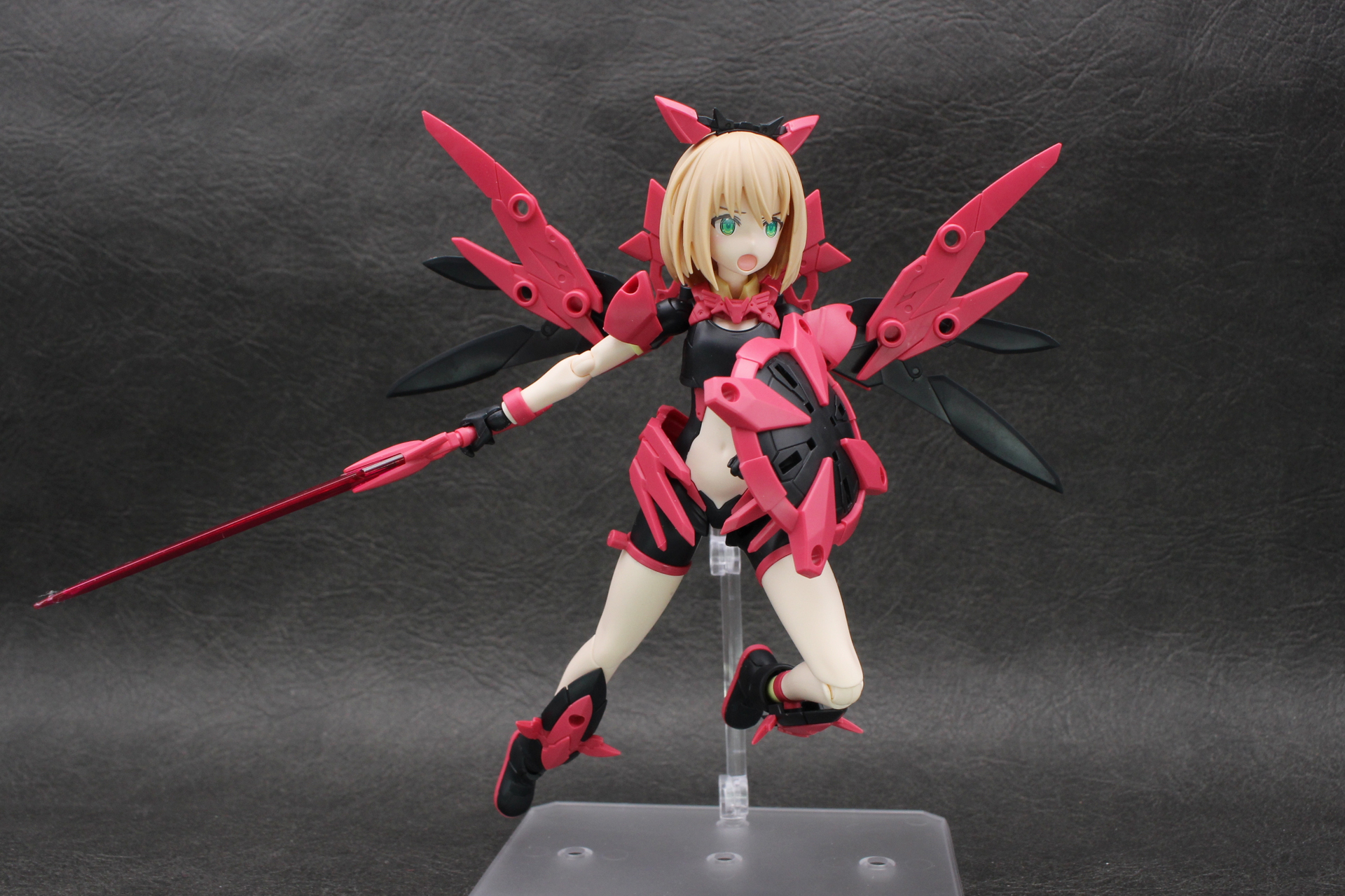 「30MS オプションパーツセット2（フライトアーマー）」と初代ティアーシャのシールドを使ったカスタマイズ例。パーツも無理なく取り付けることができた