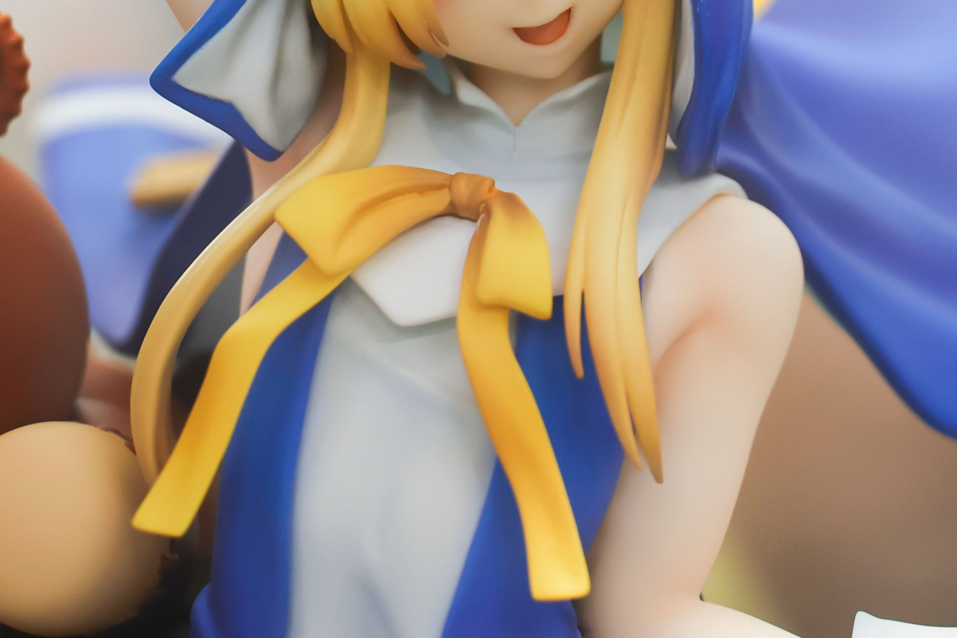 胸元には大きな黄色いリボンがつけられている