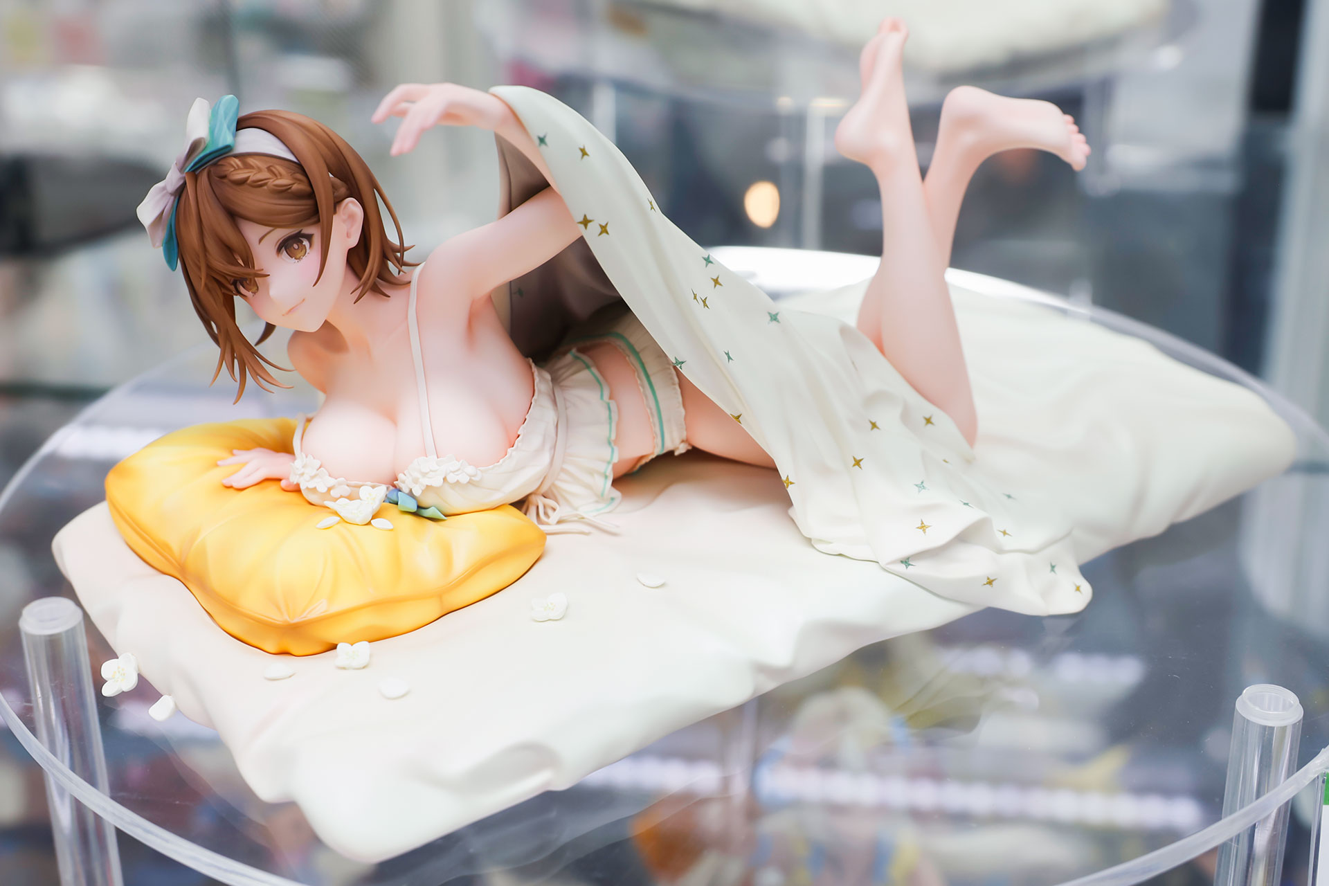 専用台座は布団を再現したものになっている