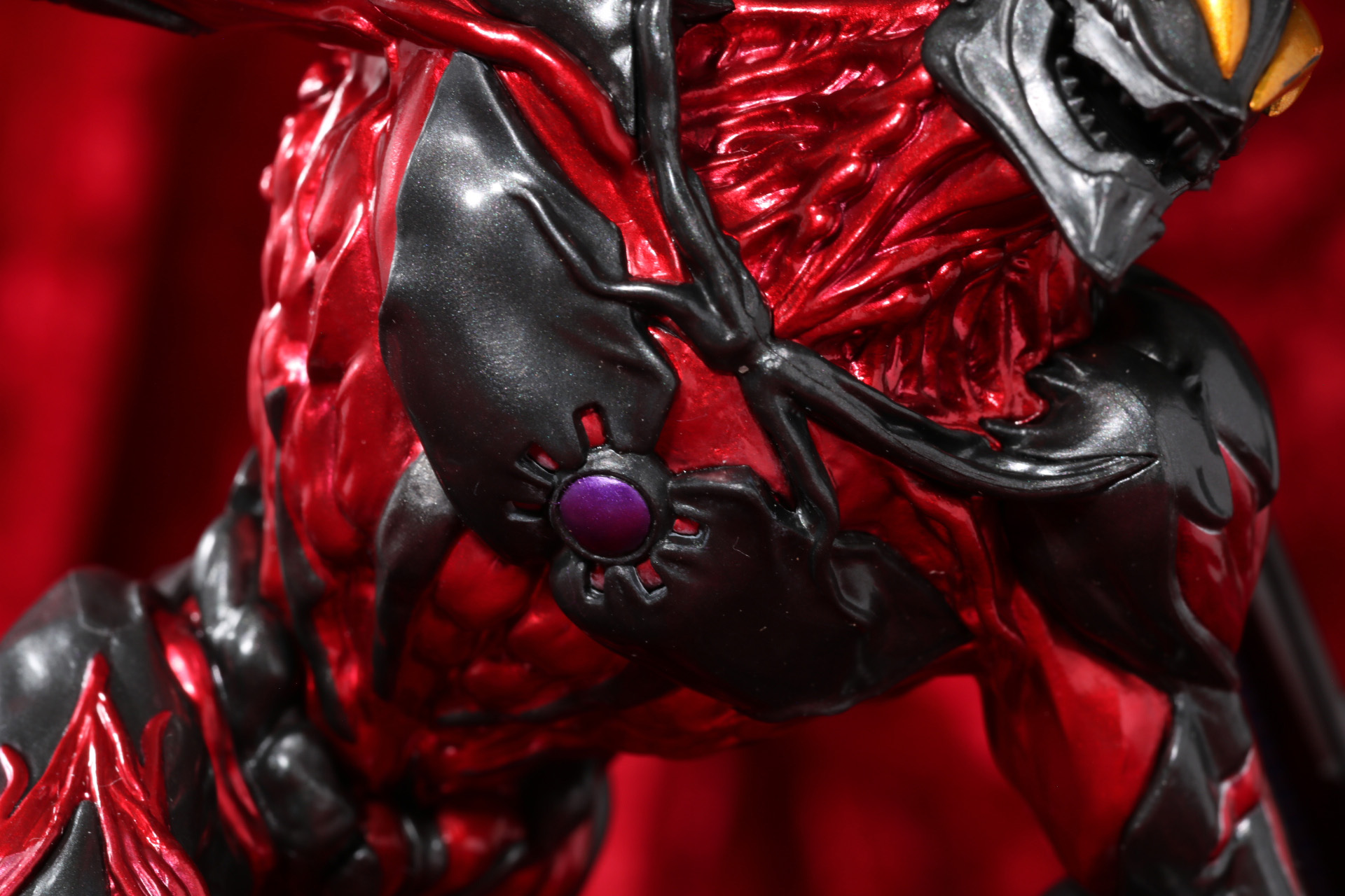 胸のカラータイマーや肉感、メタリックレッドの生々しい造形