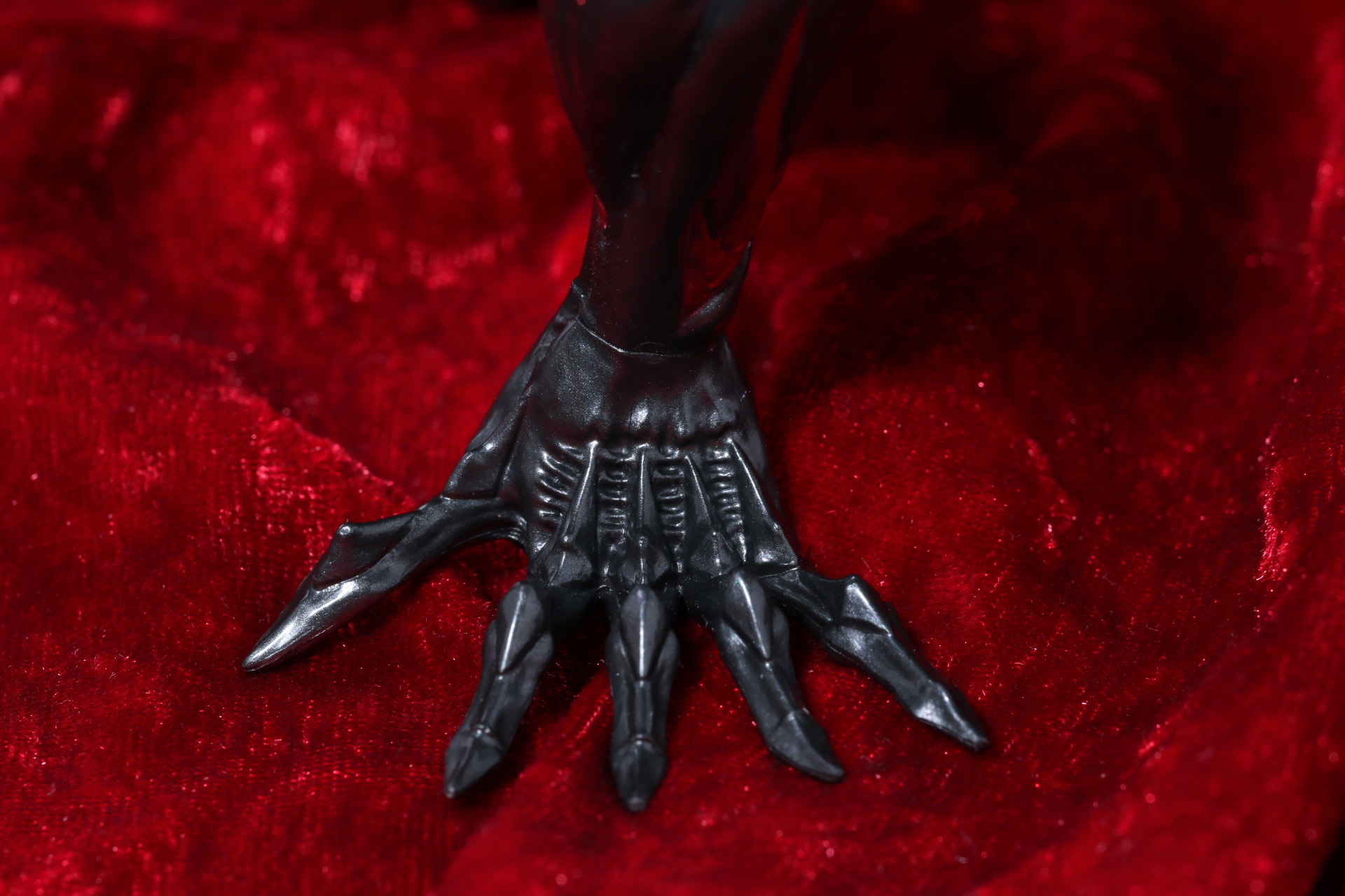 手元も鋭い指先が表現されている