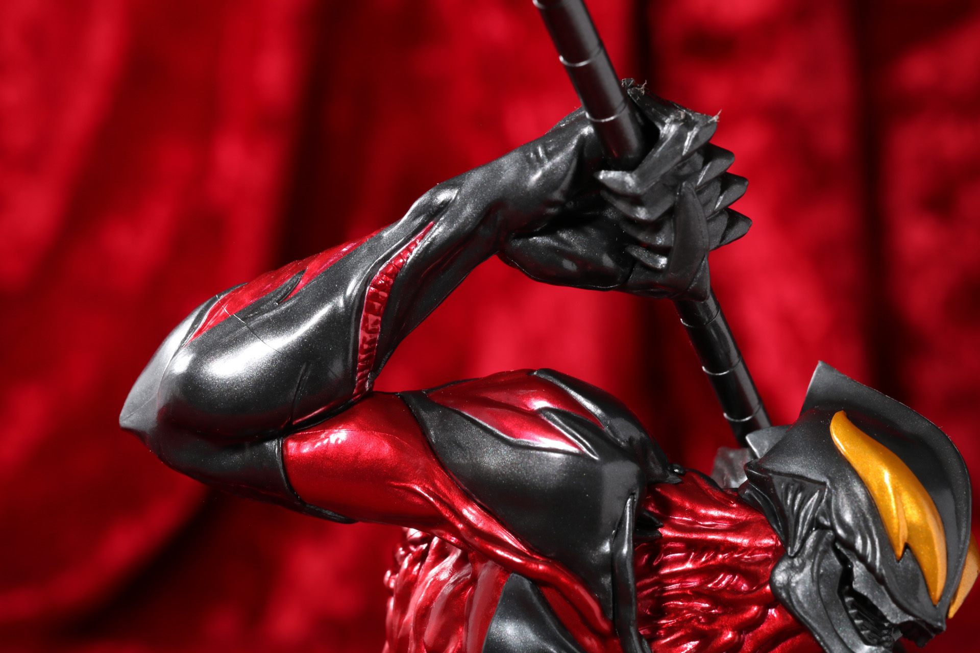 腕も二の腕から前腕まで筋肉の盛り上がり