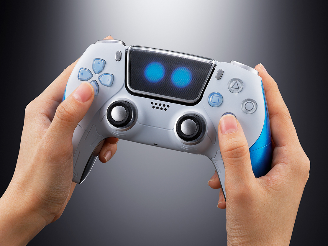 ほぼ原寸大での立体化なので、手に持った感覚はコントローラーそのもの！各部のボタンはバネが仕込まれていて、押せるようになっている。ダイキャストパーツを使用した超合金だから、ズッシリと重たい