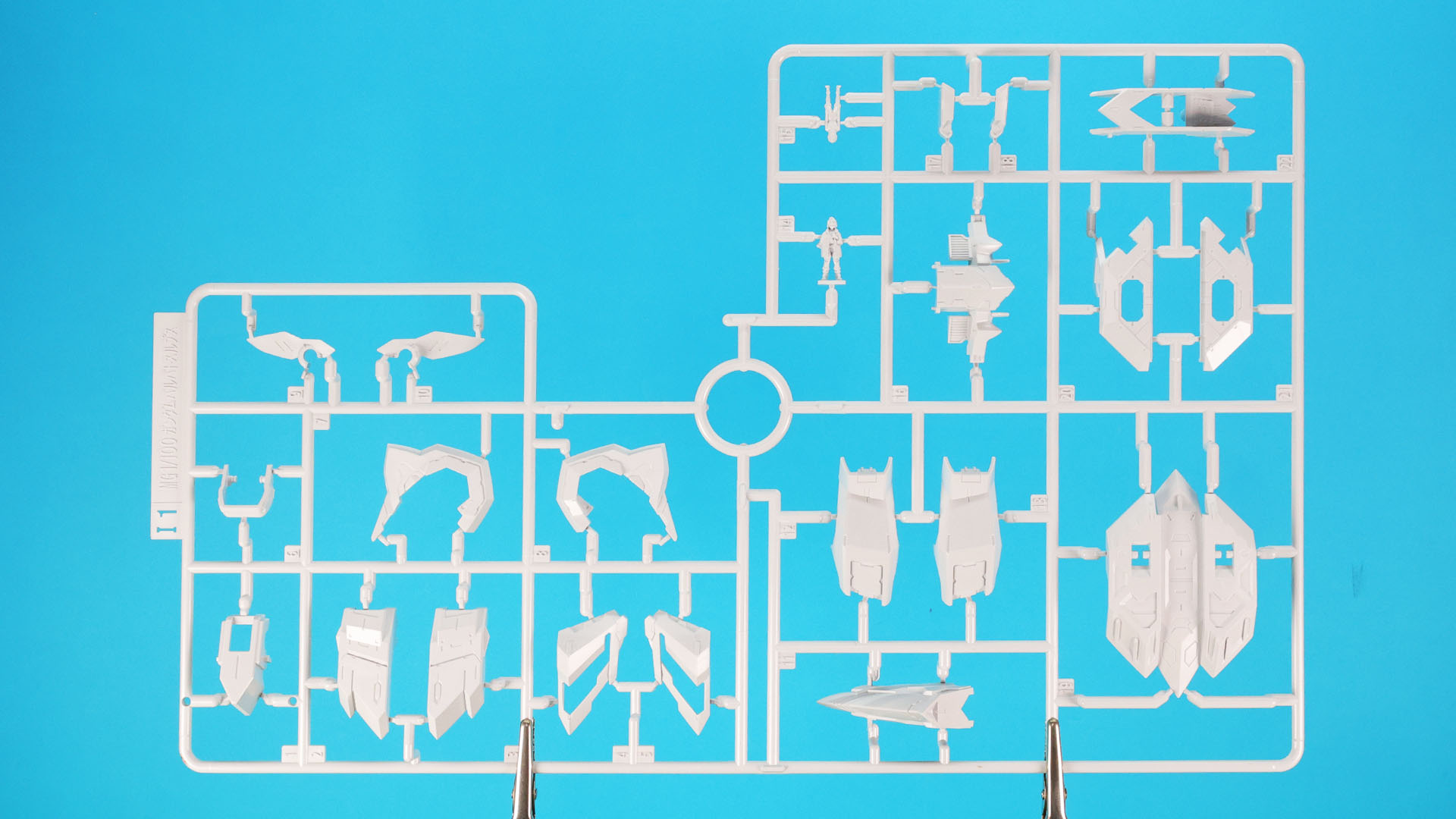 I1:パイロットフィギュア他、主に装甲パーツ