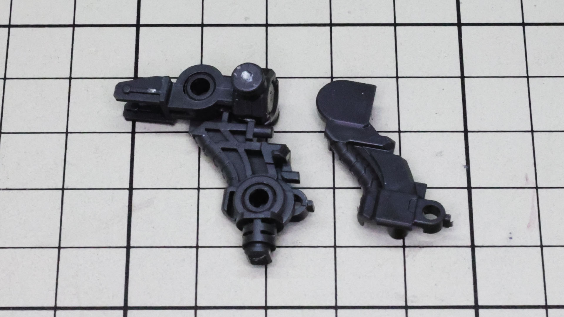 背骨にあたるメカフレームを組みます